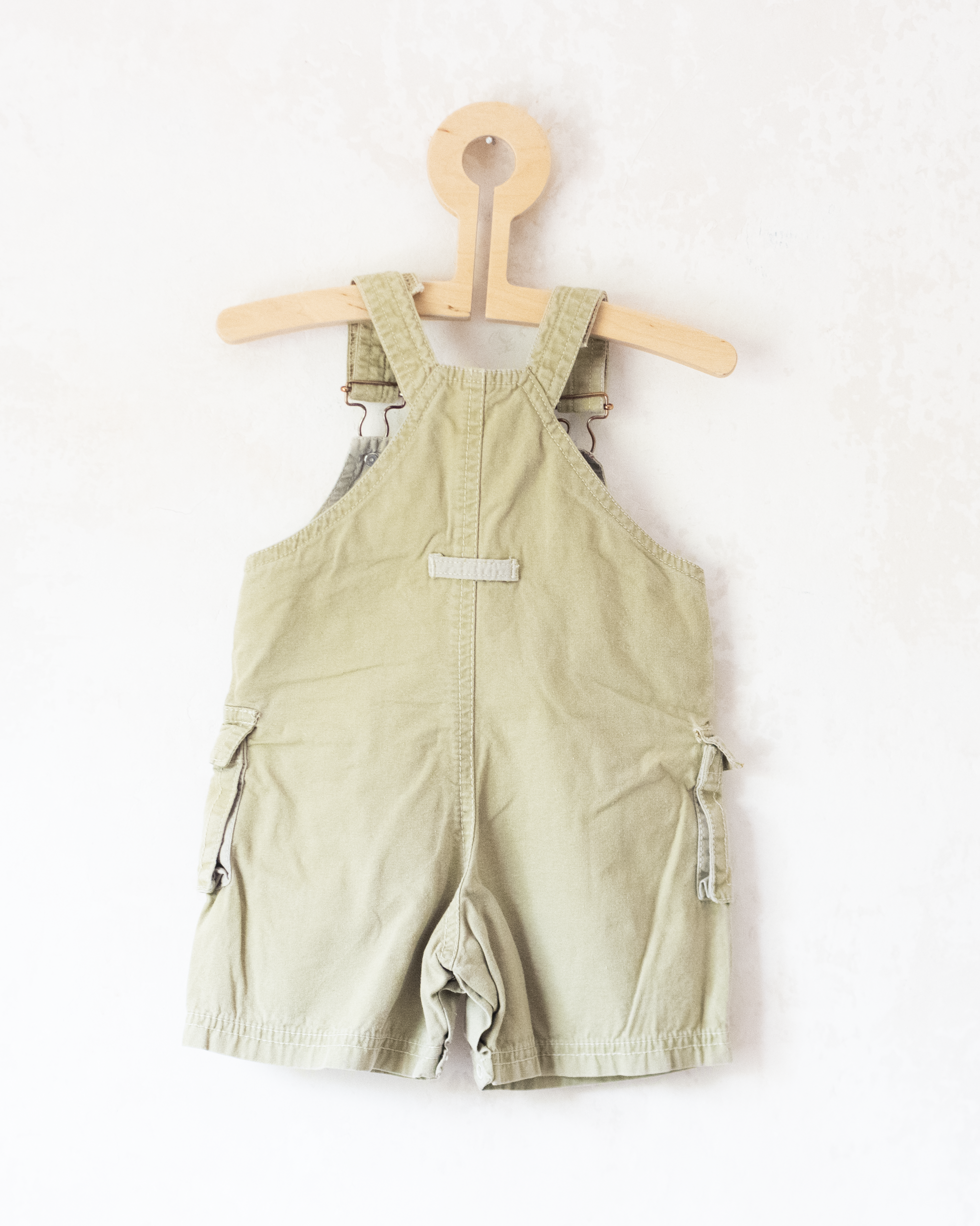 אוברול בצבע זית עם רקמה של המלך בבר | 12-18 חודשים