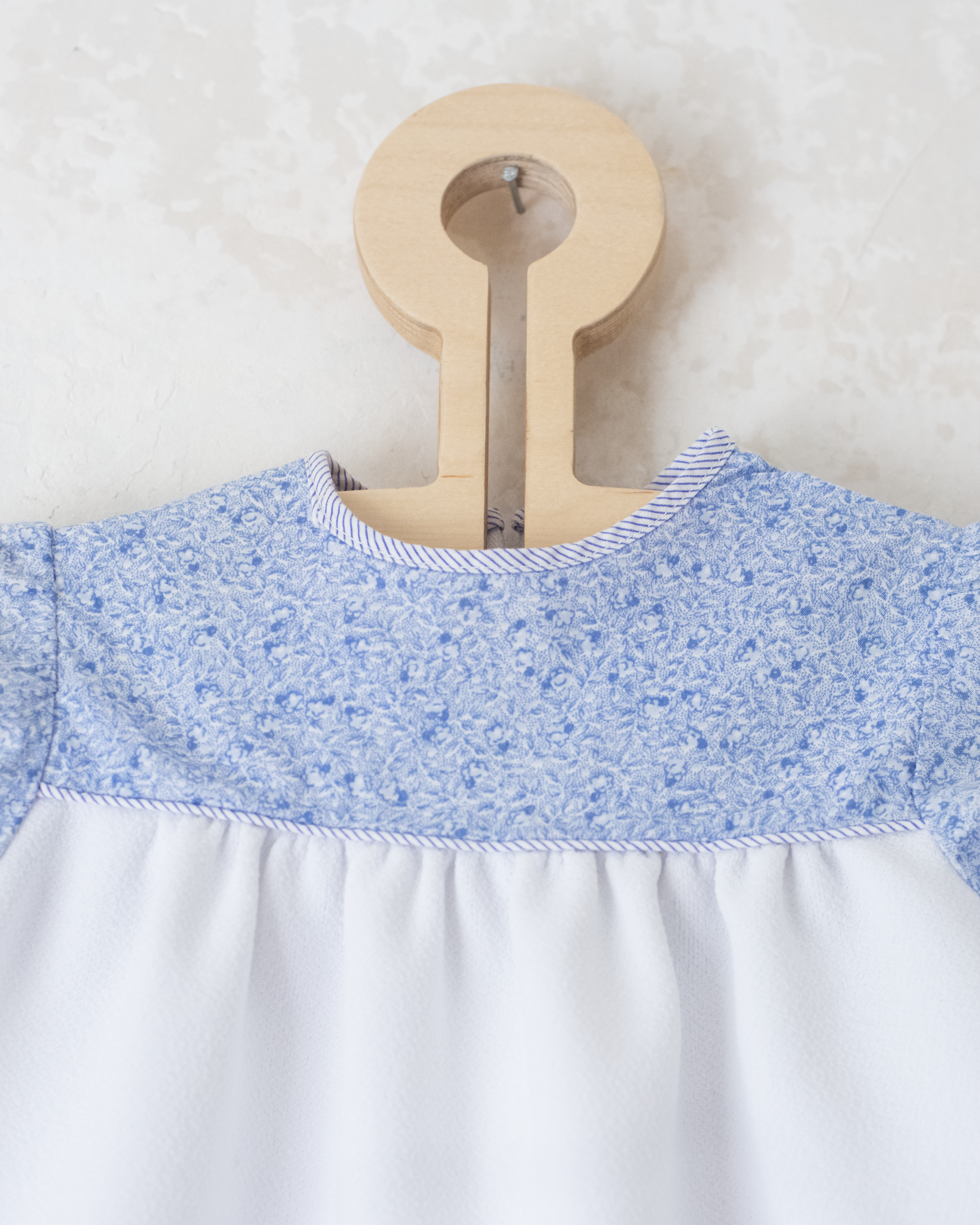 שמלה לבנה עם ורד כחול | 9-12 חודשים