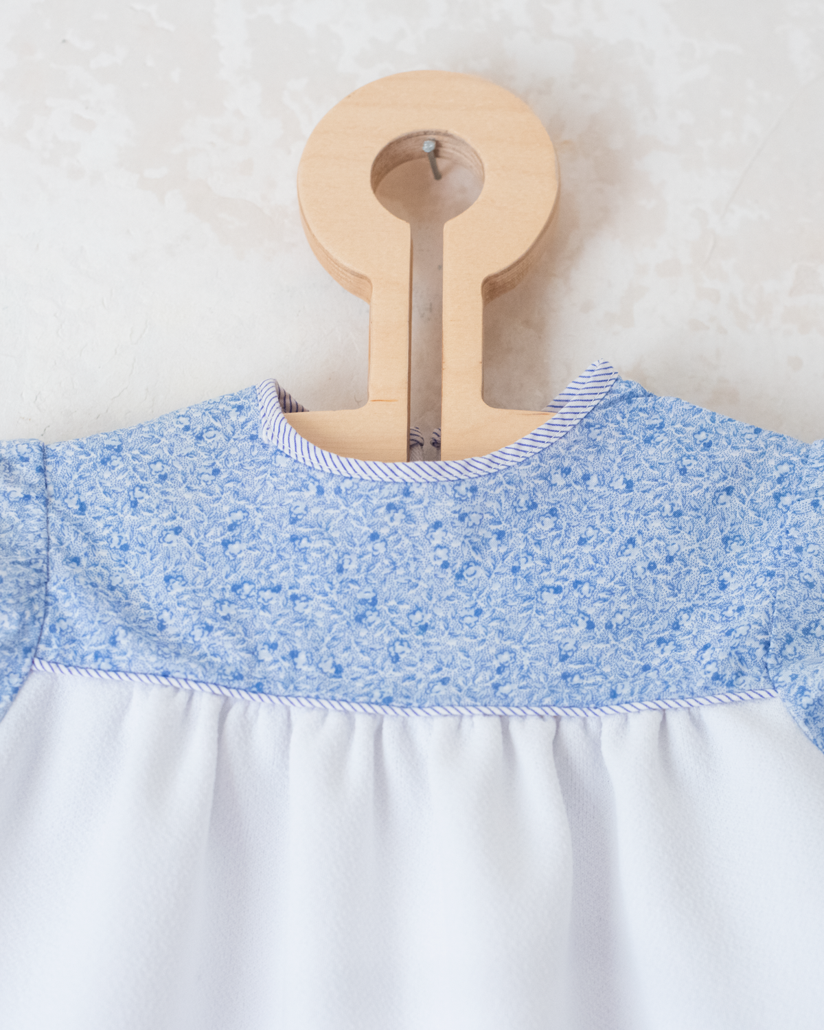 White dress with blue rose | 9-12 months