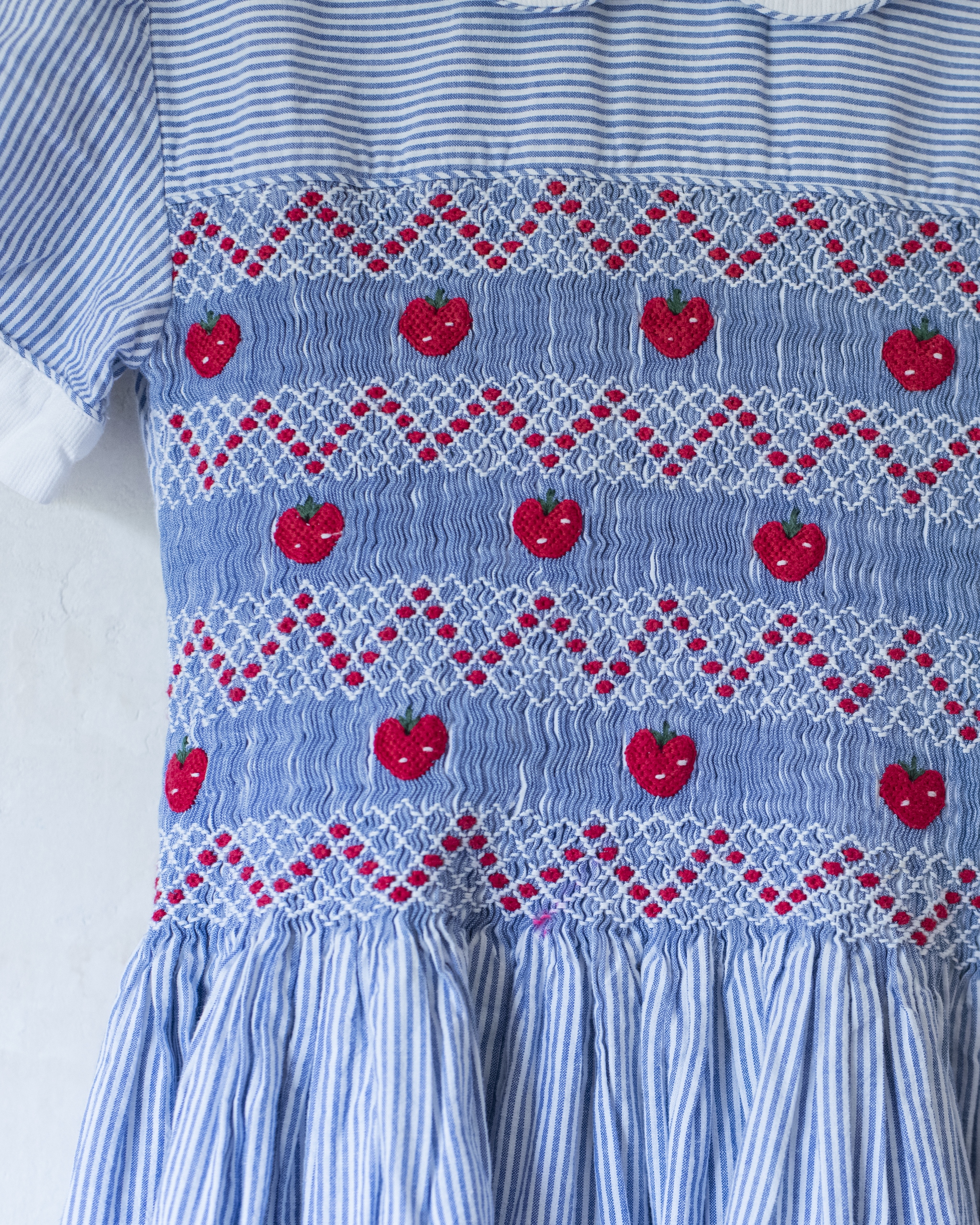 שמלת פסים תכלת עם תפוחים אדומים רקומים | 8-9 שנים