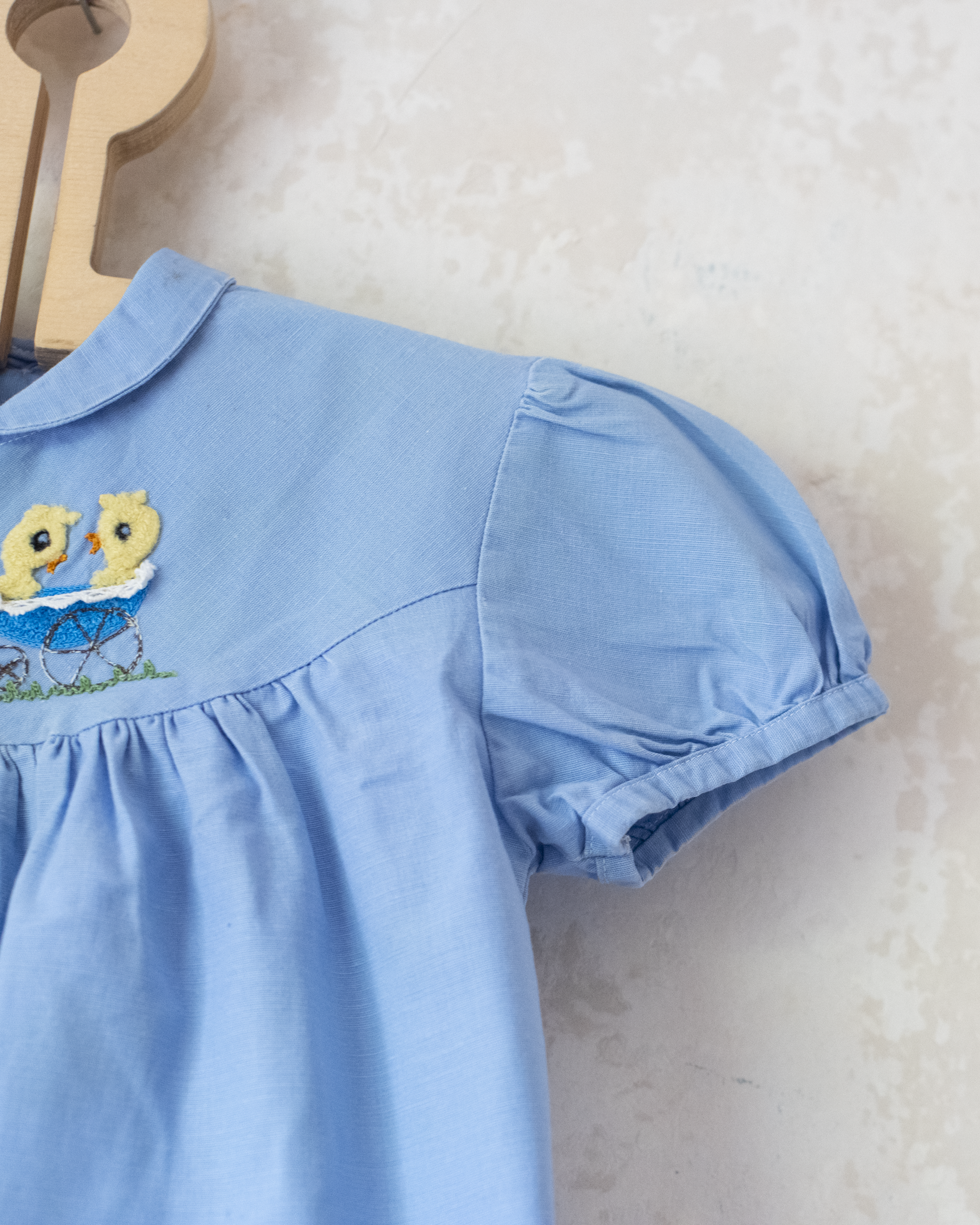 טוניקה תכלת עם ברווזים רקומים משנות ה60 | 2-3 שנים