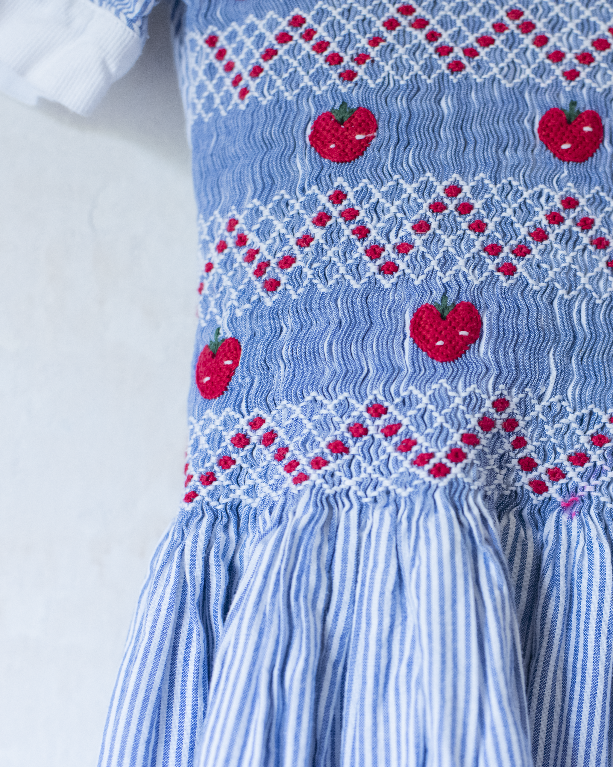 שמלת פסים תכלת עם תפוחים אדומים רקומים | 8-9 שנים