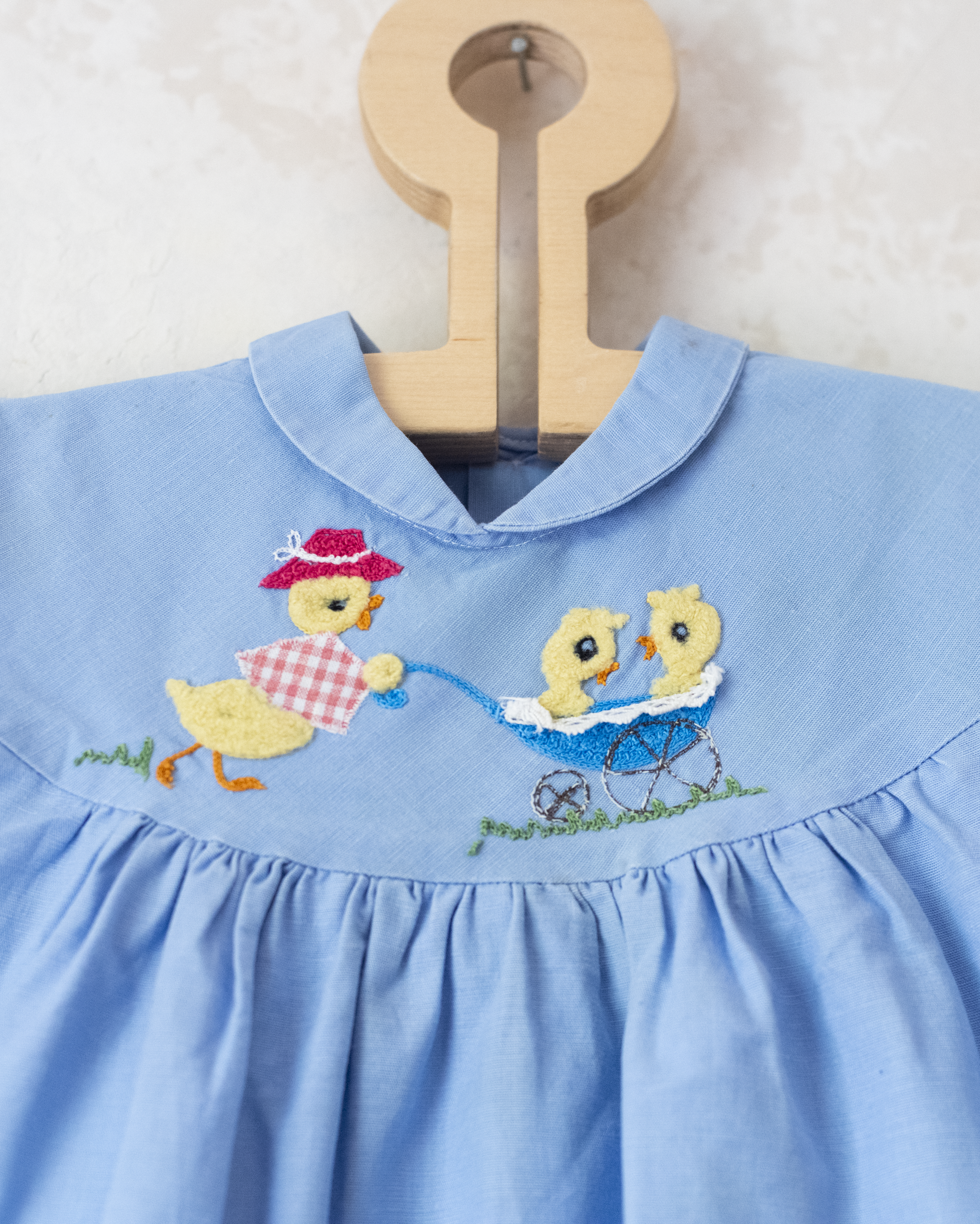 טוניקה תכלת עם ברווזים רקומים משנות ה60 | 2-3 שנים
