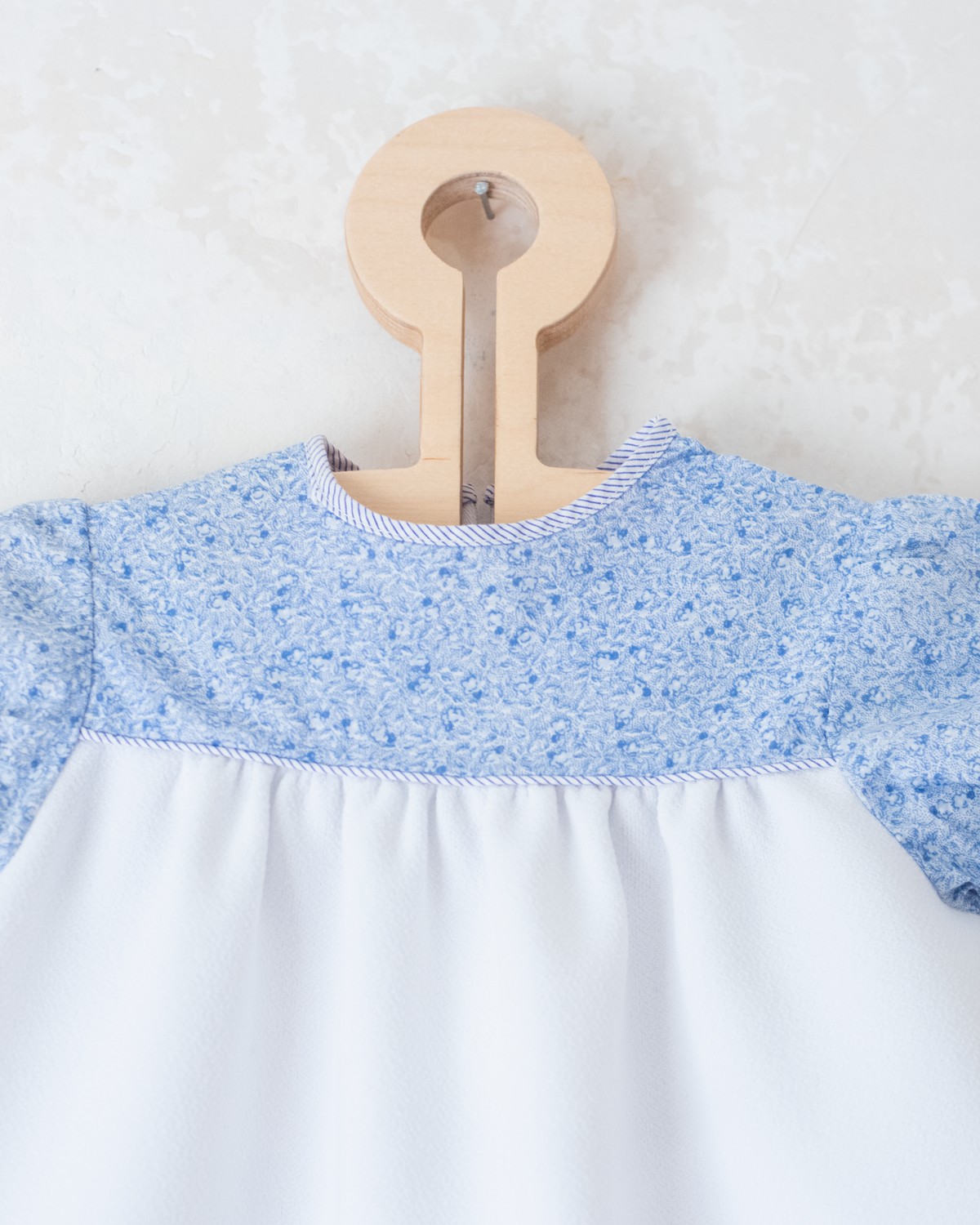 White dress with blue rose | 9-12 months