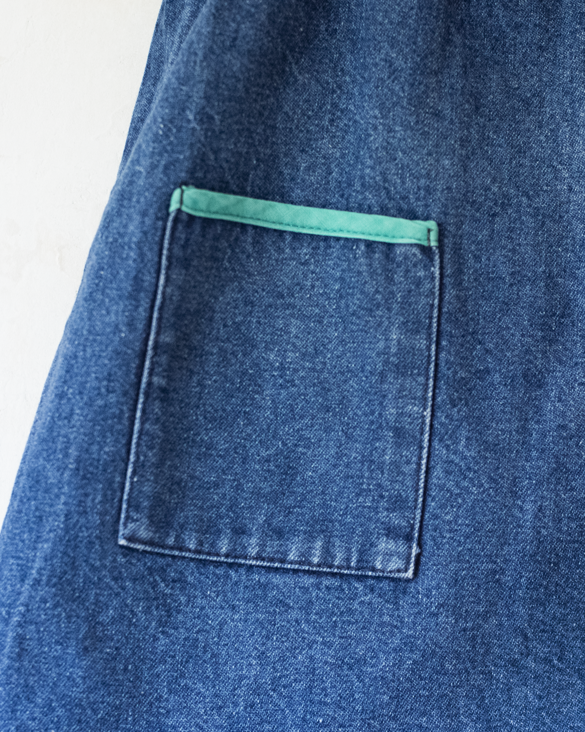 שמלת ג׳ינס עם רקמות צבעוניות | 18-24 חודשים