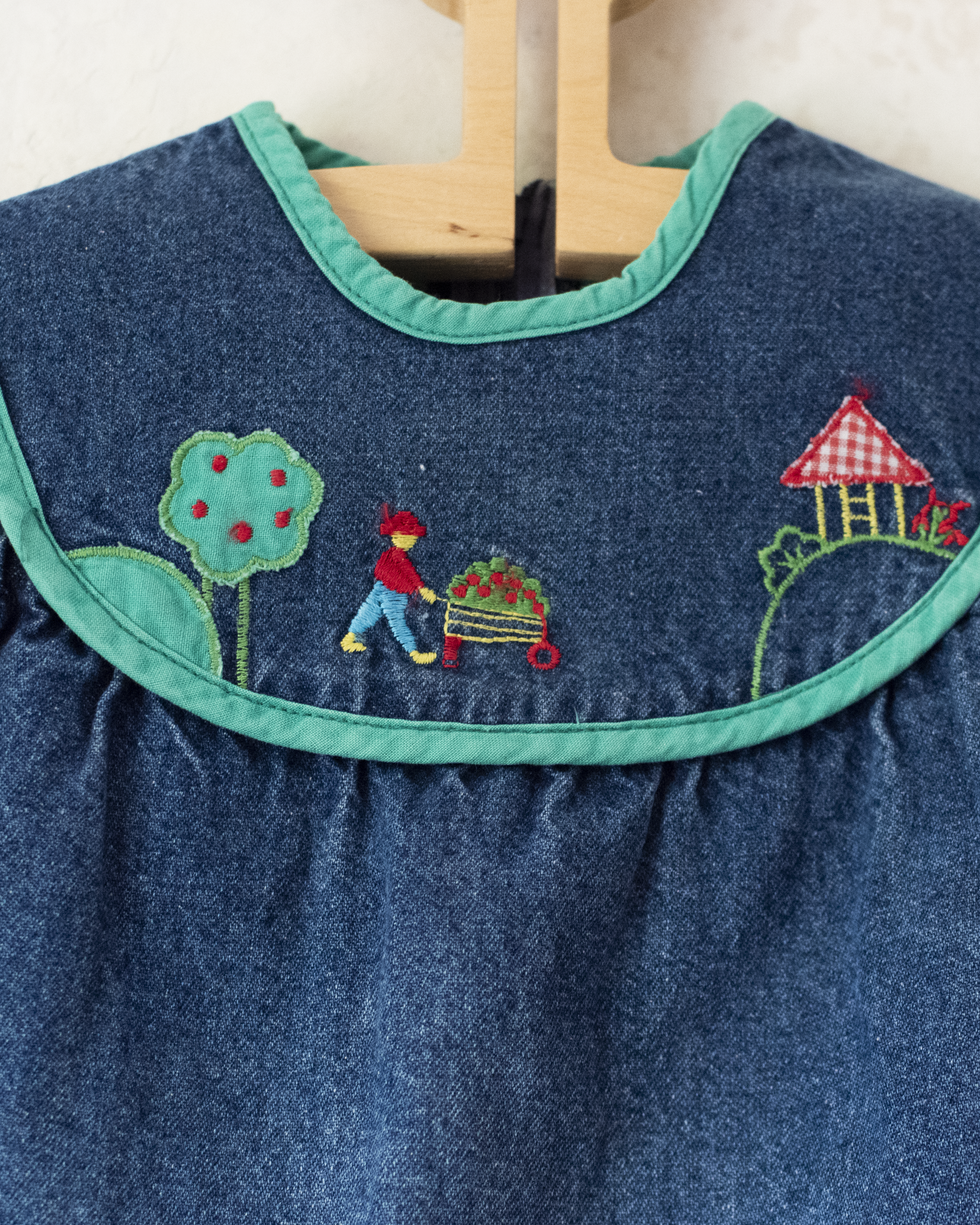 שמלת ג׳ינס עם רקמות צבעוניות | 18-24 חודשים