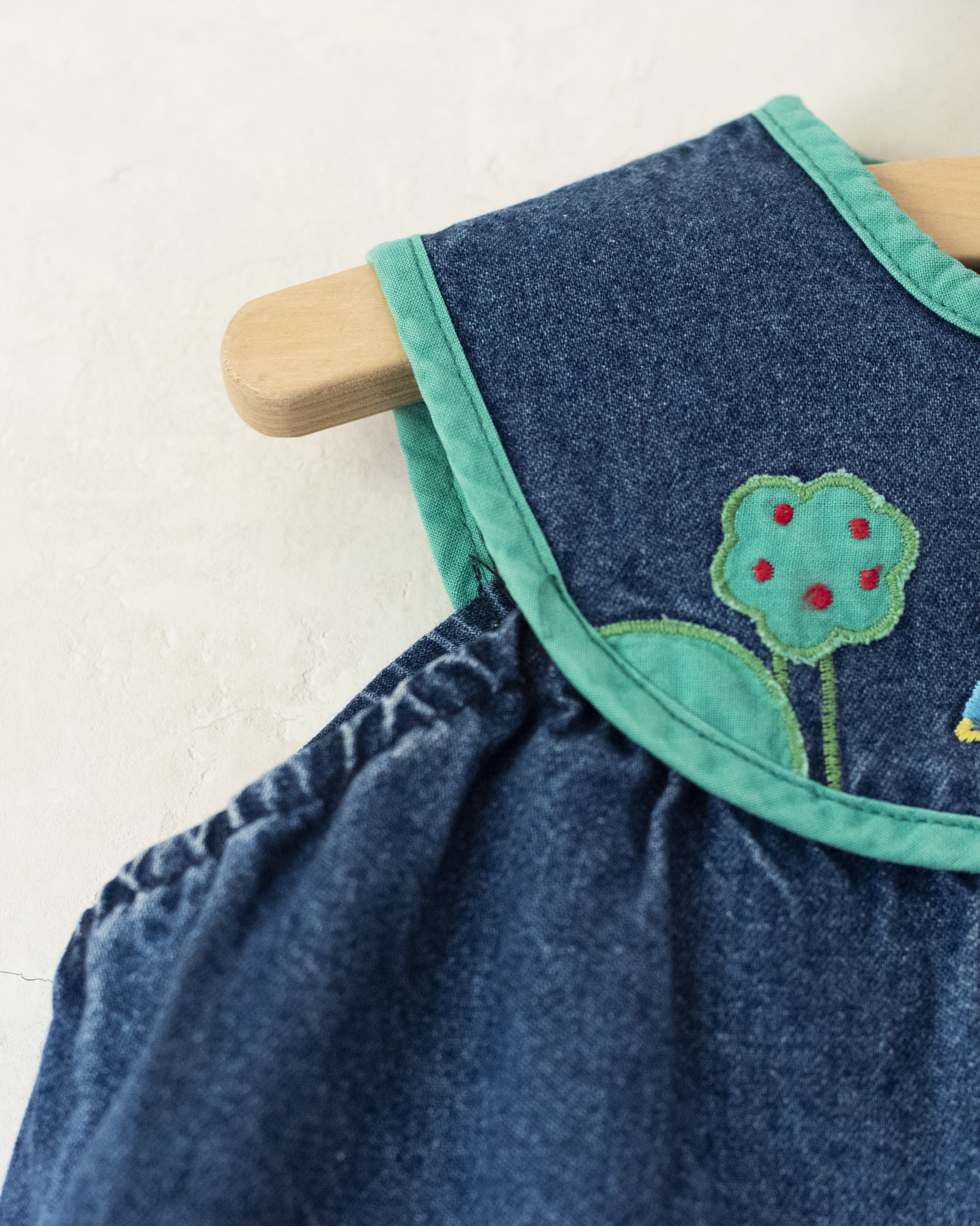 שמלת ג׳ינס עם רקמות צבעוניות | 18-24 חודשים