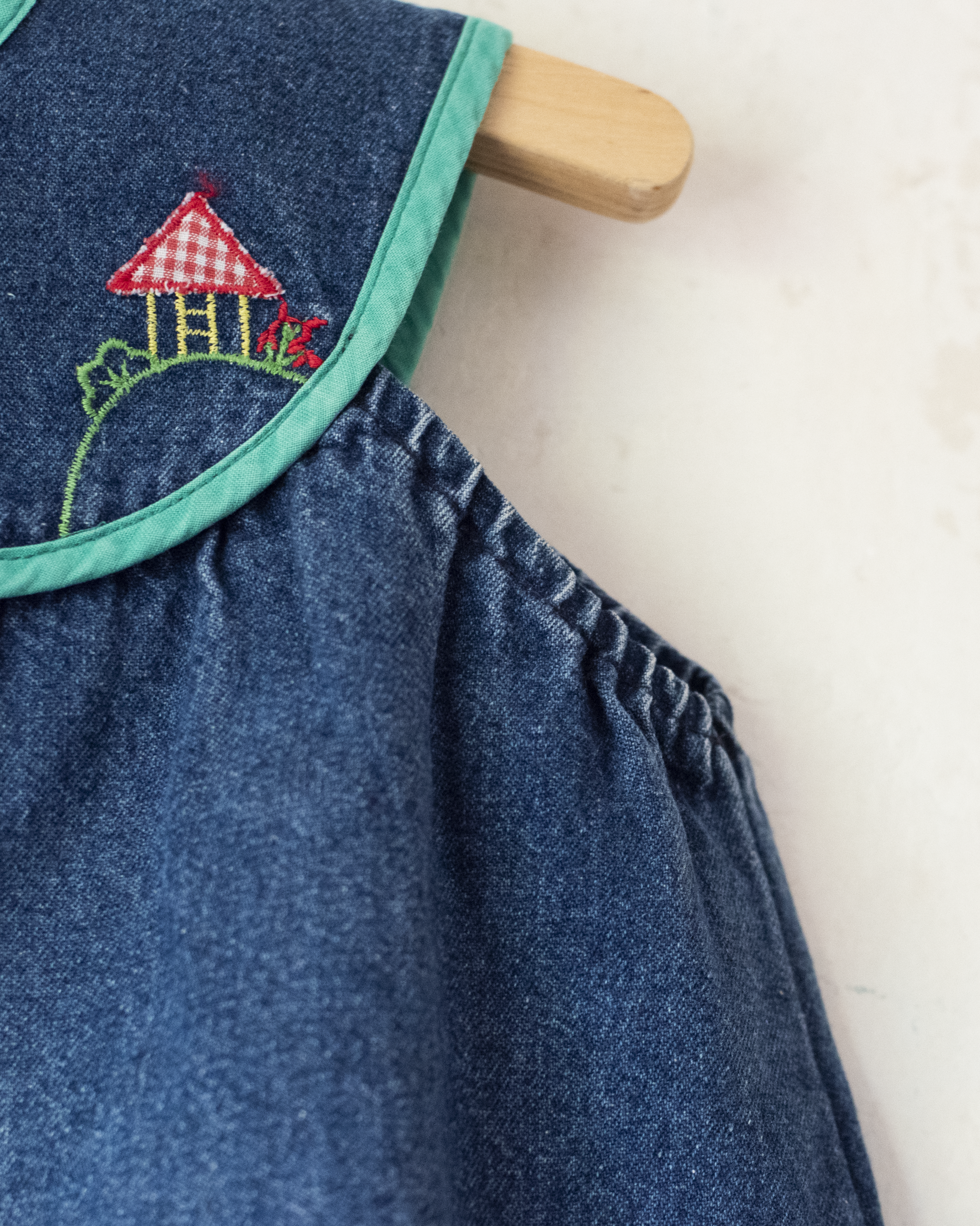 שמלת ג׳ינס עם רקמות צבעוניות | 18-24 חודשים