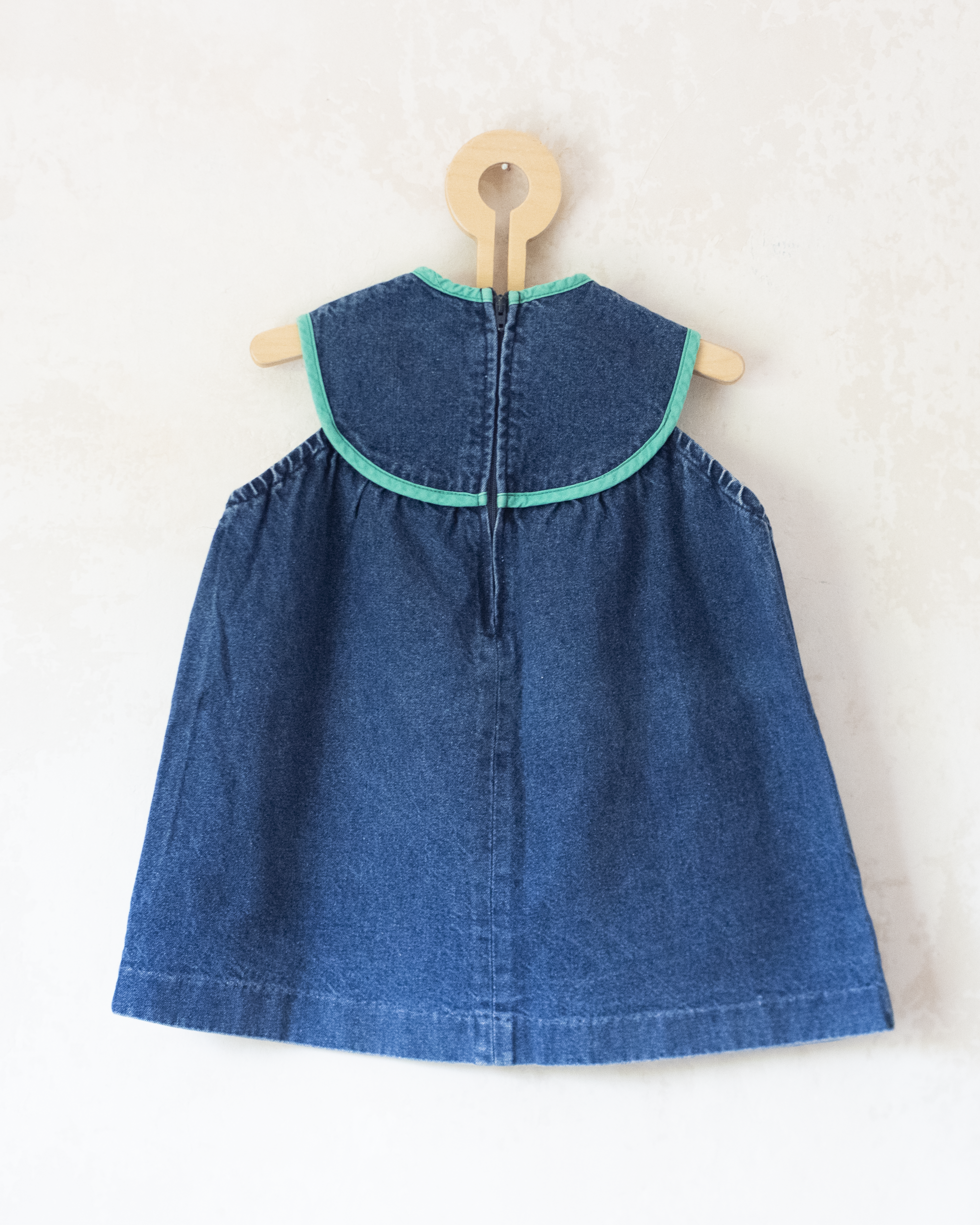 שמלת ג׳ינס עם רקמות צבעוניות | 18-24 חודשים