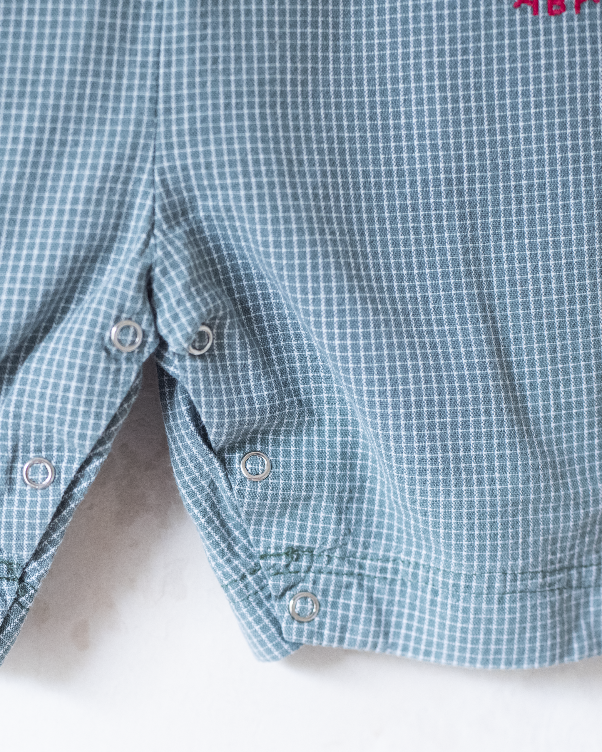 אוברול ירוק משובץ עם רקמה של המלך בבר | 12-18 חודשים