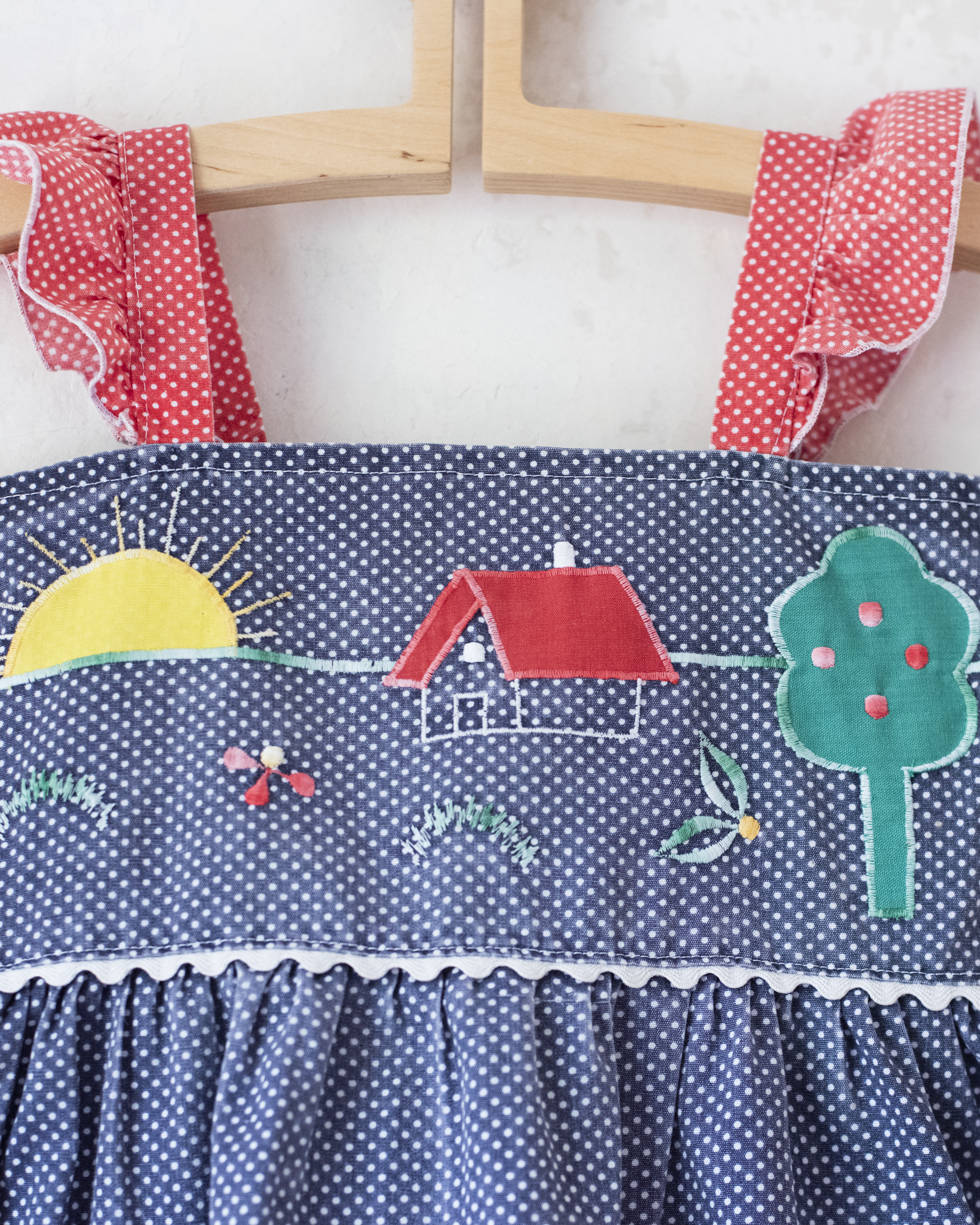 שמלה מנוקדת עם רקמות צבעוניות | 3-4 שנים