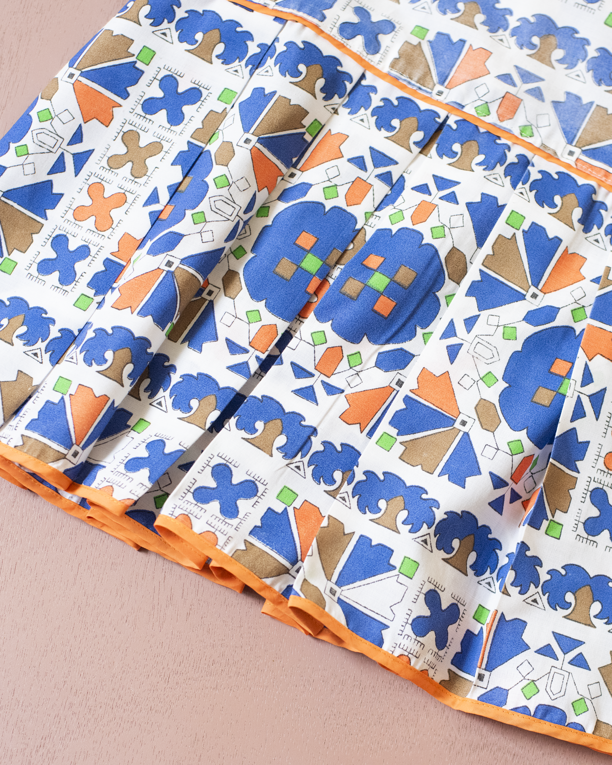 שמלת צורות צבעוניות ופליסה | 5-6 שנים