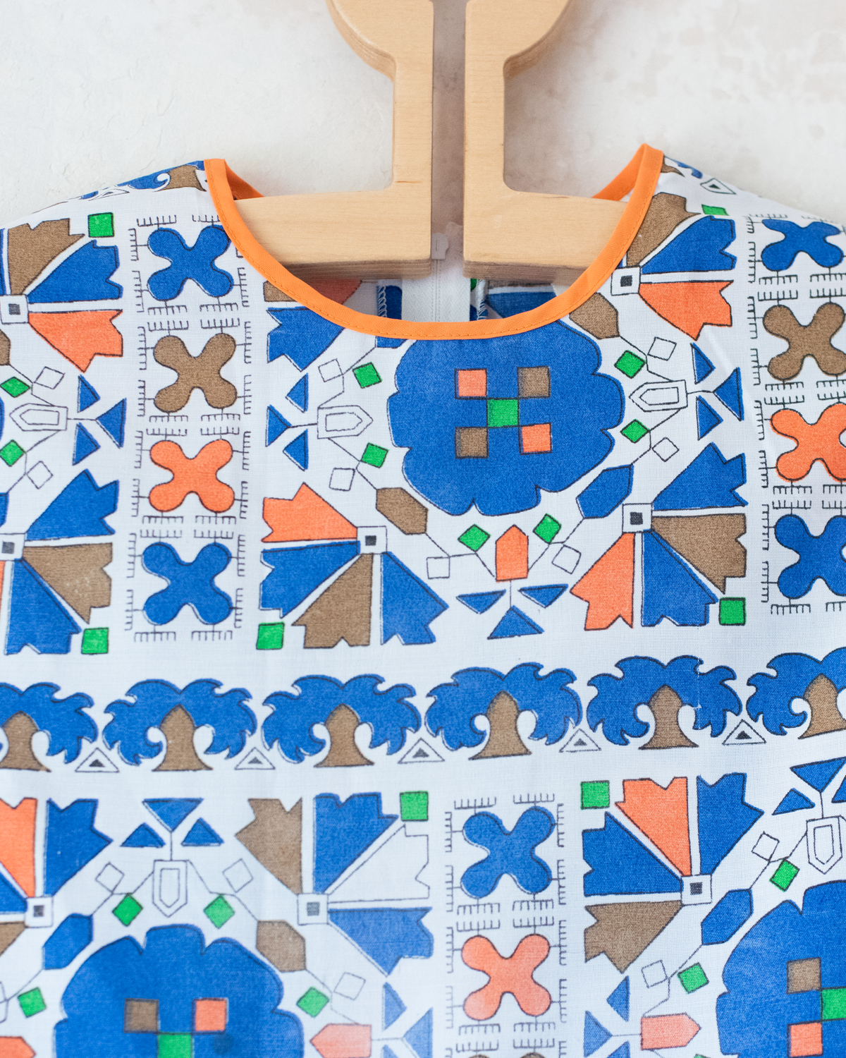 Colorful dress with shapes and pleats | 4-5 years