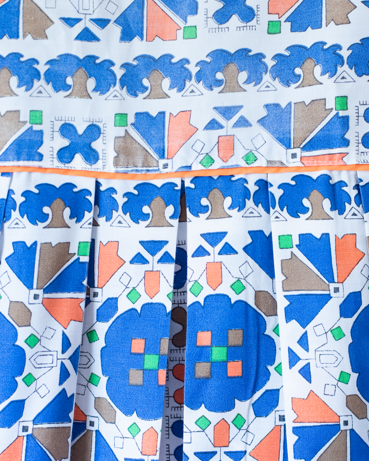 Colorful dress with shapes and pleats | 4-5 years