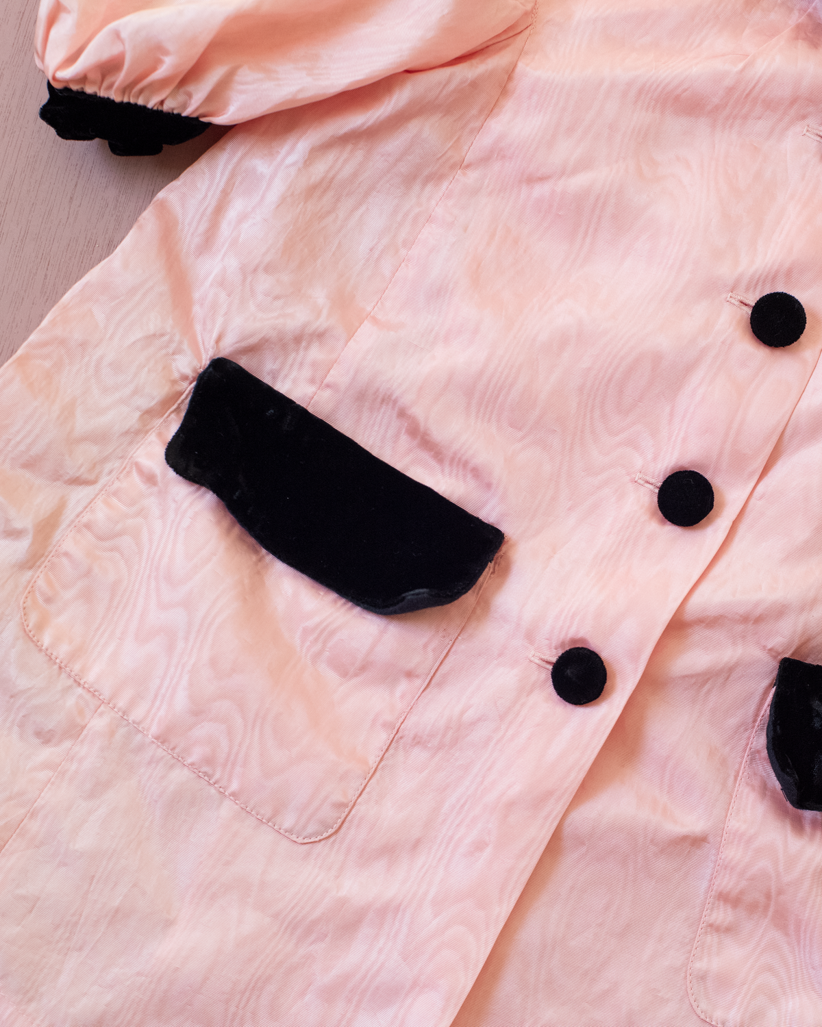 Shiny thin jacket with black velvet from Yves Saint Laurent | 3-4 years 