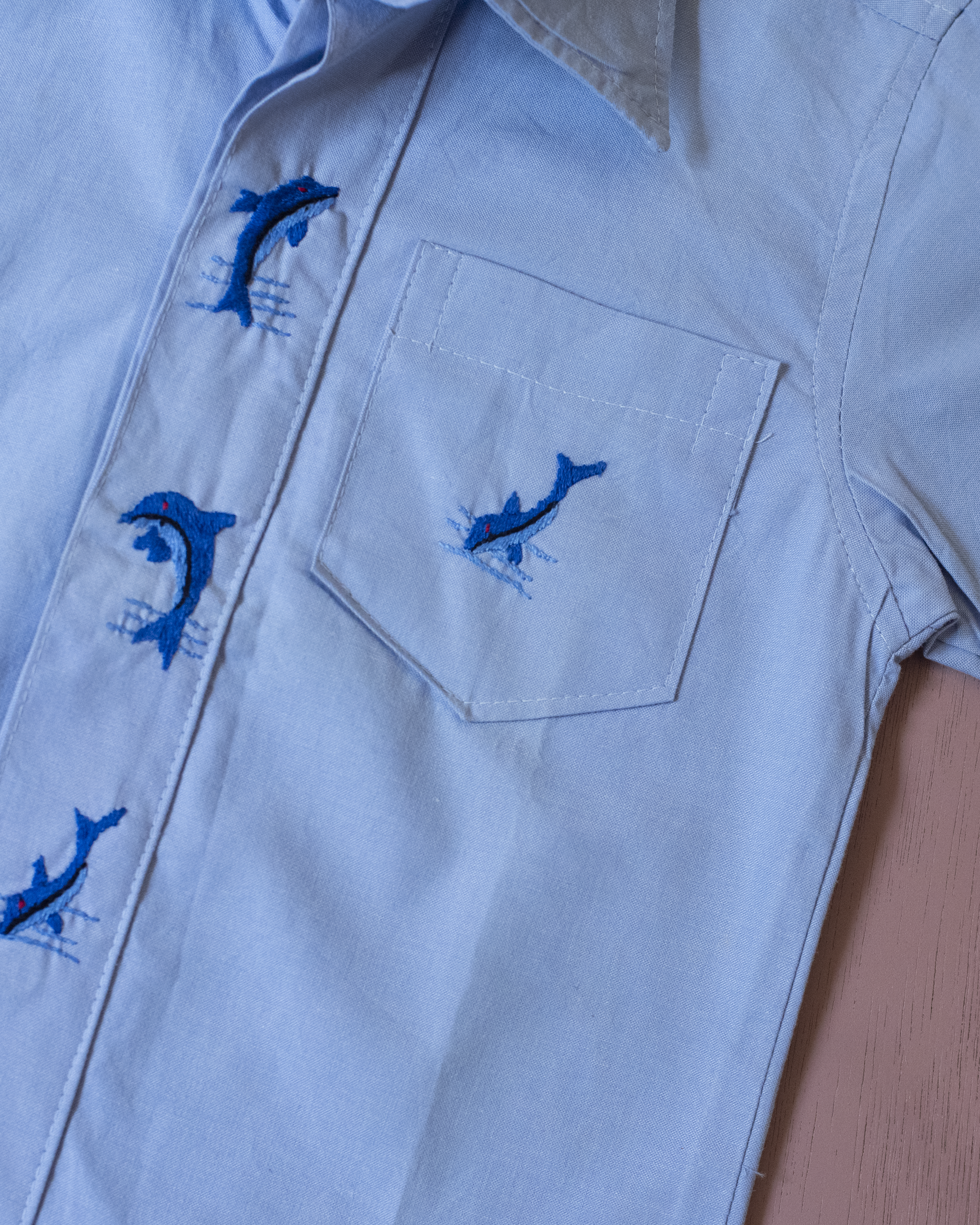 חולצה מכופתרת עם דולפינים רקומים | 3-4 שנים