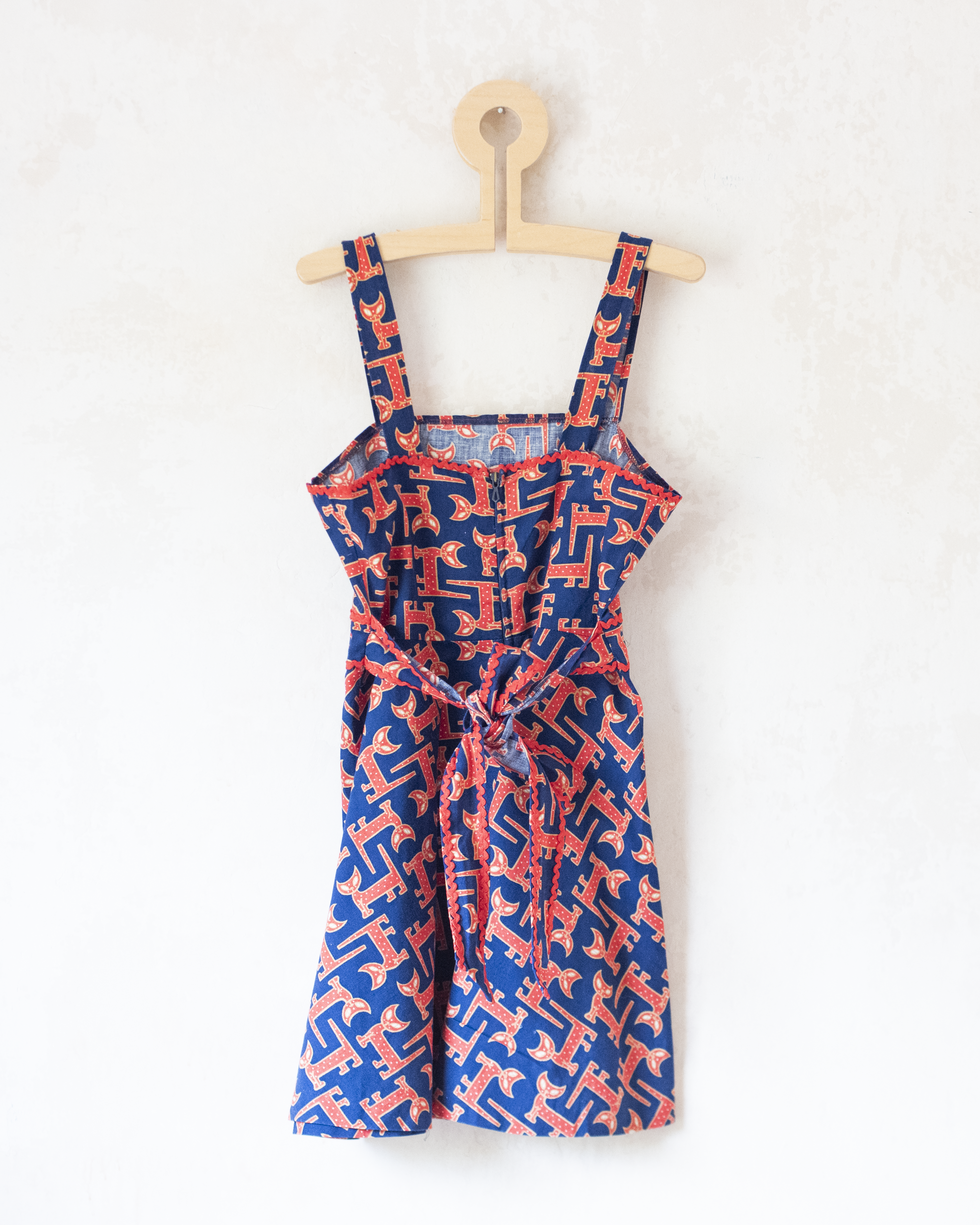 שמלה כחולה עם חתולים אדומים | דד סטוק צרפתי מהסיקסטיז | 4-5 שנים