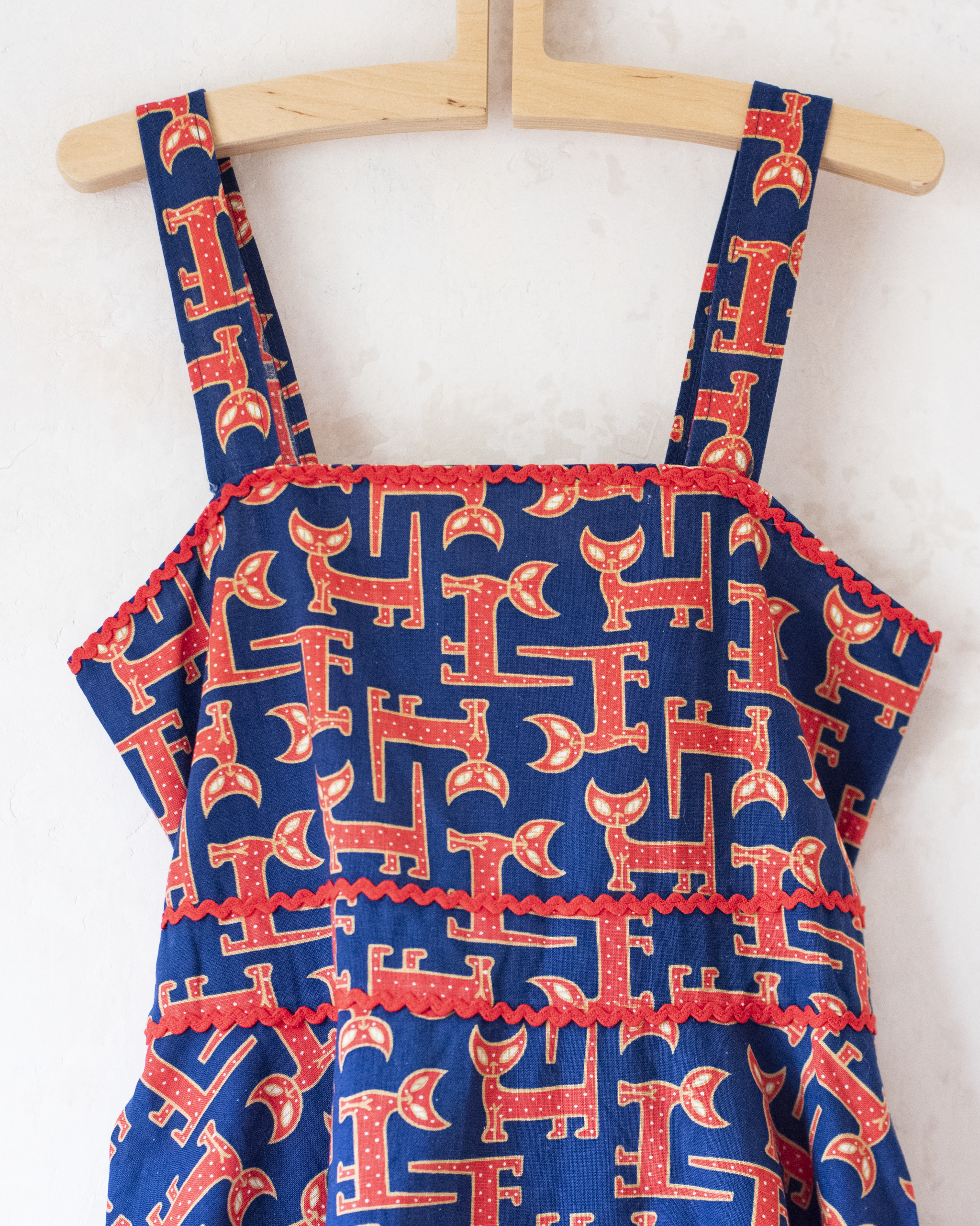 שמלה כחולה עם חתולים אדומים | דד סטוק צרפתי מהסיקסטיז | 4-5 שנים