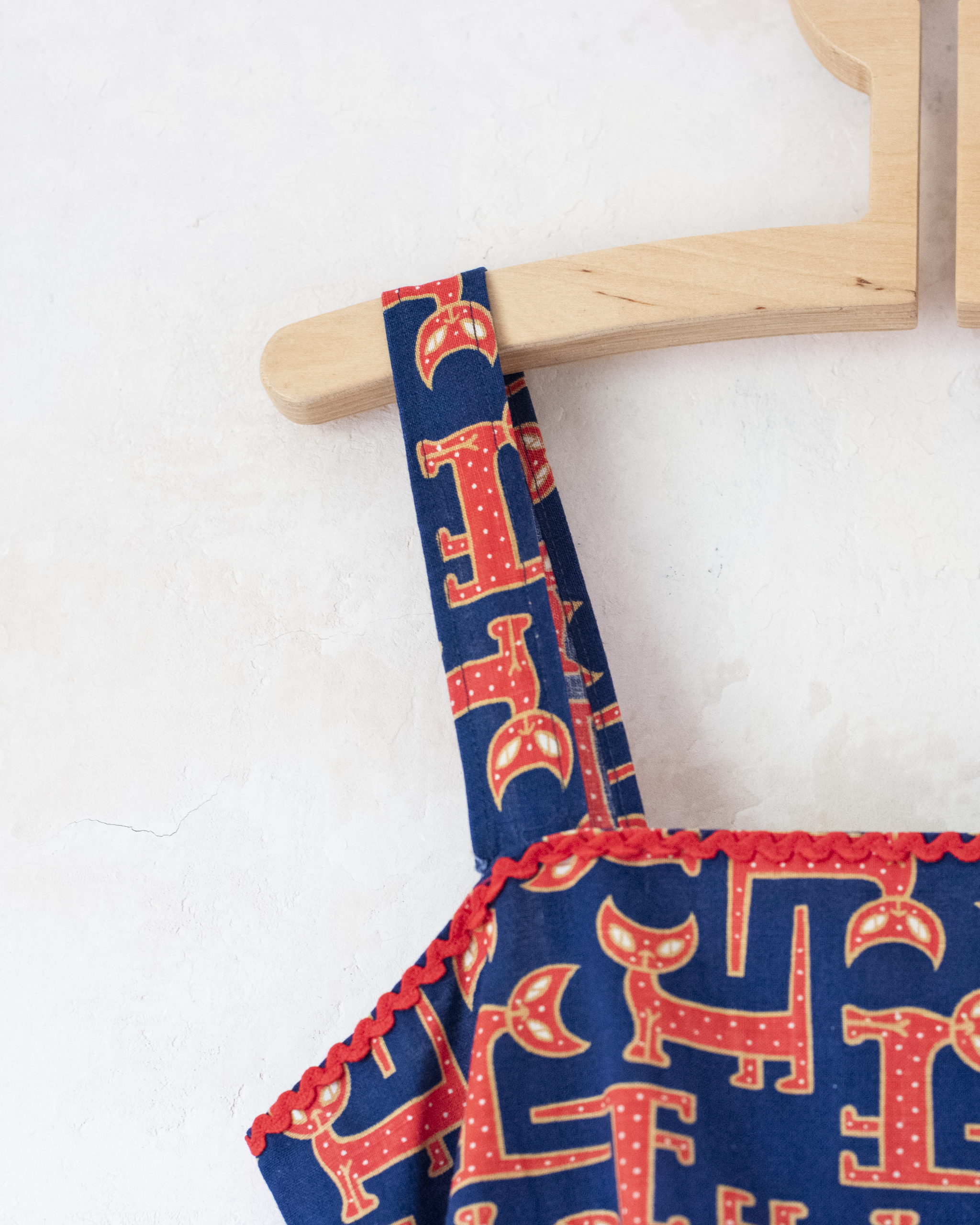 שמלה כחולה עם חתולים אדומים | דד סטוק צרפתי מהסיקסטיז | 4-5 שנים