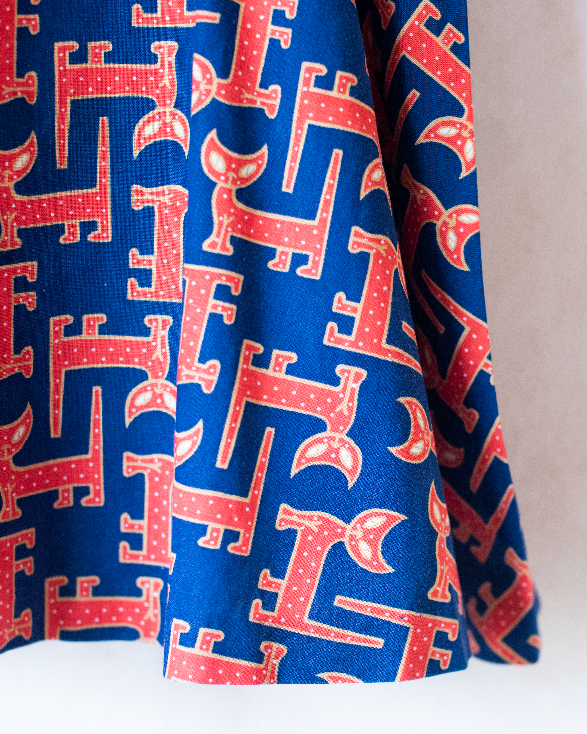 שמלה כחולה עם חתולים אדומים | דד סטוק צרפתי מהסיקסטיז | 4-5 שנים