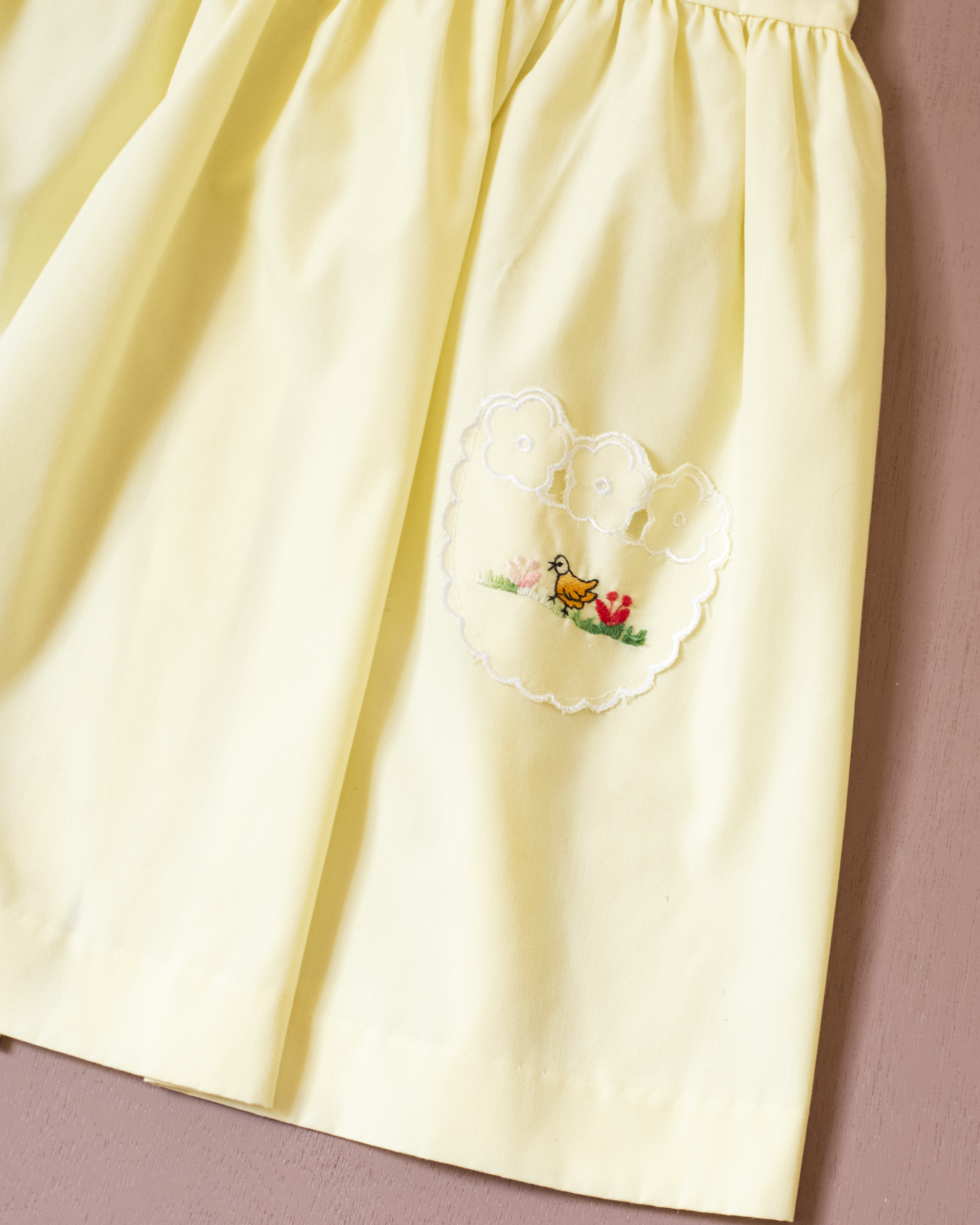 שמלה צהובה עם תחרה וברווזים רקומים | 18-24 חודשים