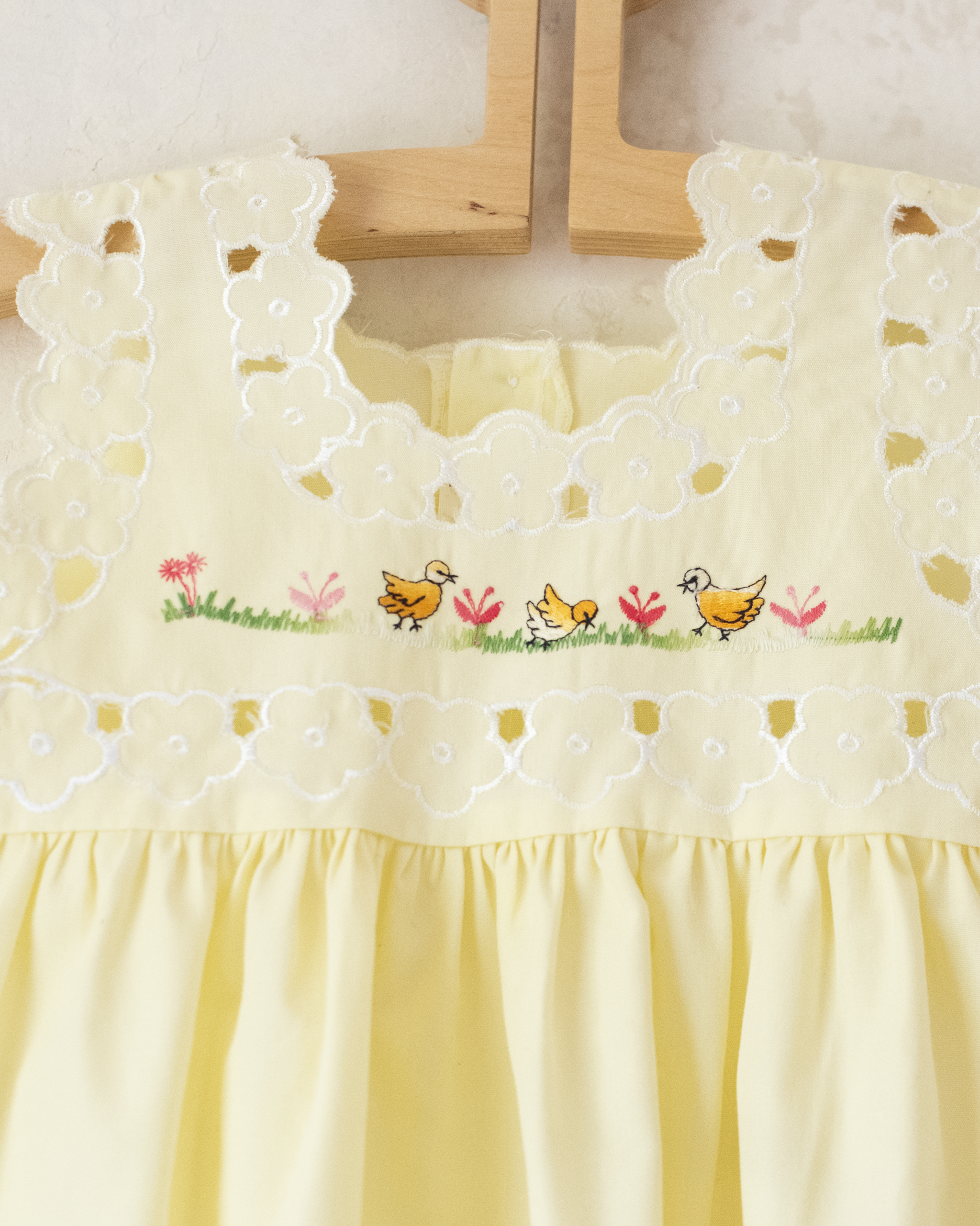 שמלה צהובה עם תחרה וברווזים רקומים | 18-24 חודשים