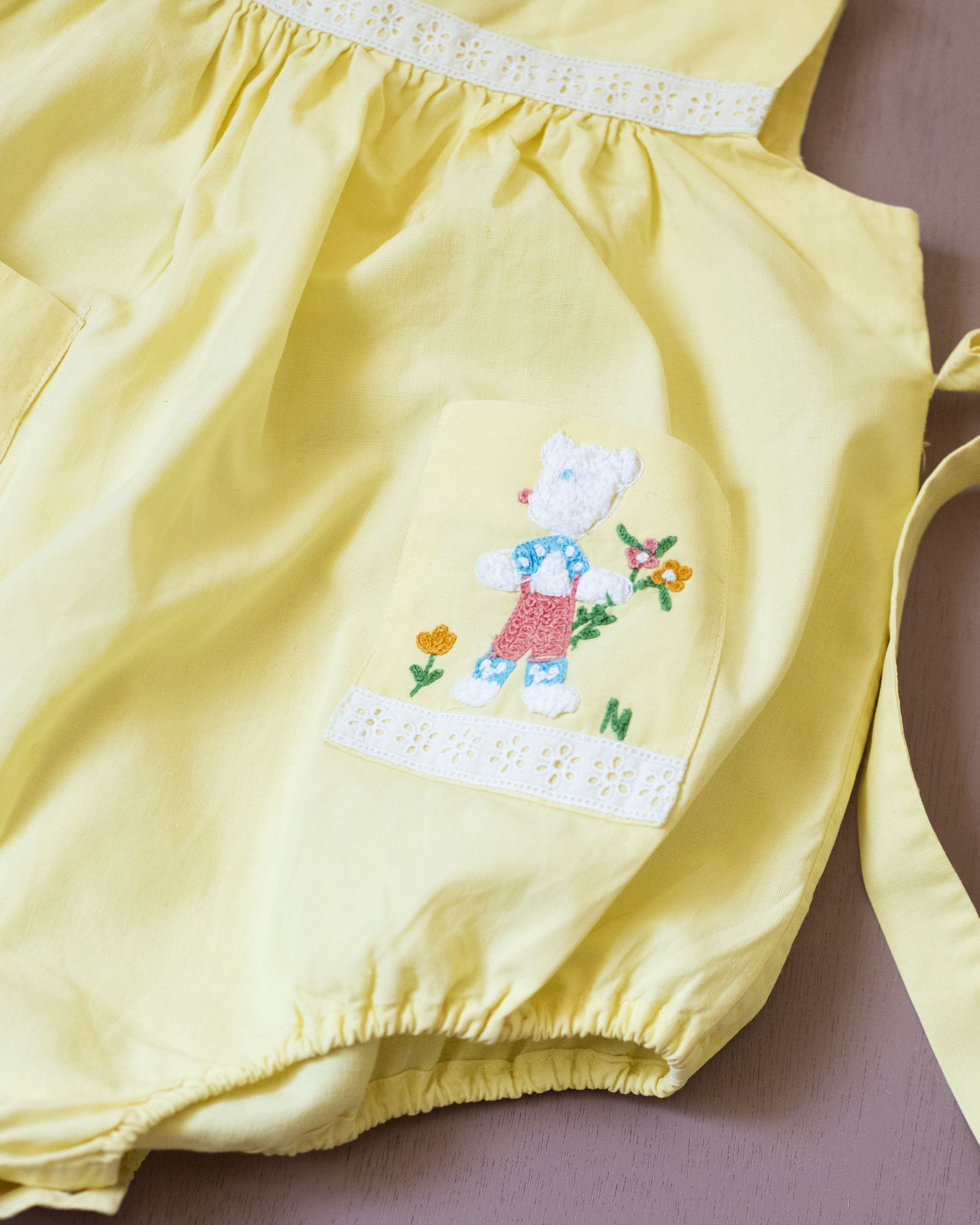רומפר צהוב צרפתי משנות ה50 עם רקמת דובים | 12-18 חודשים