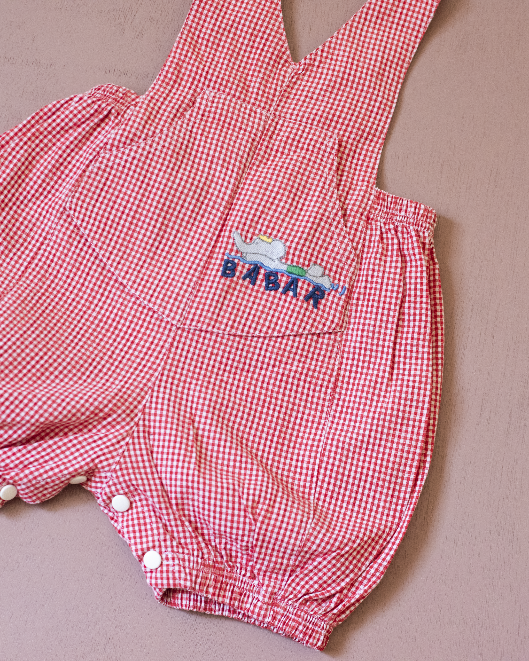 אוברול משובץ עם רקמה של המלך בבר שוחה | 6-9 חודשים