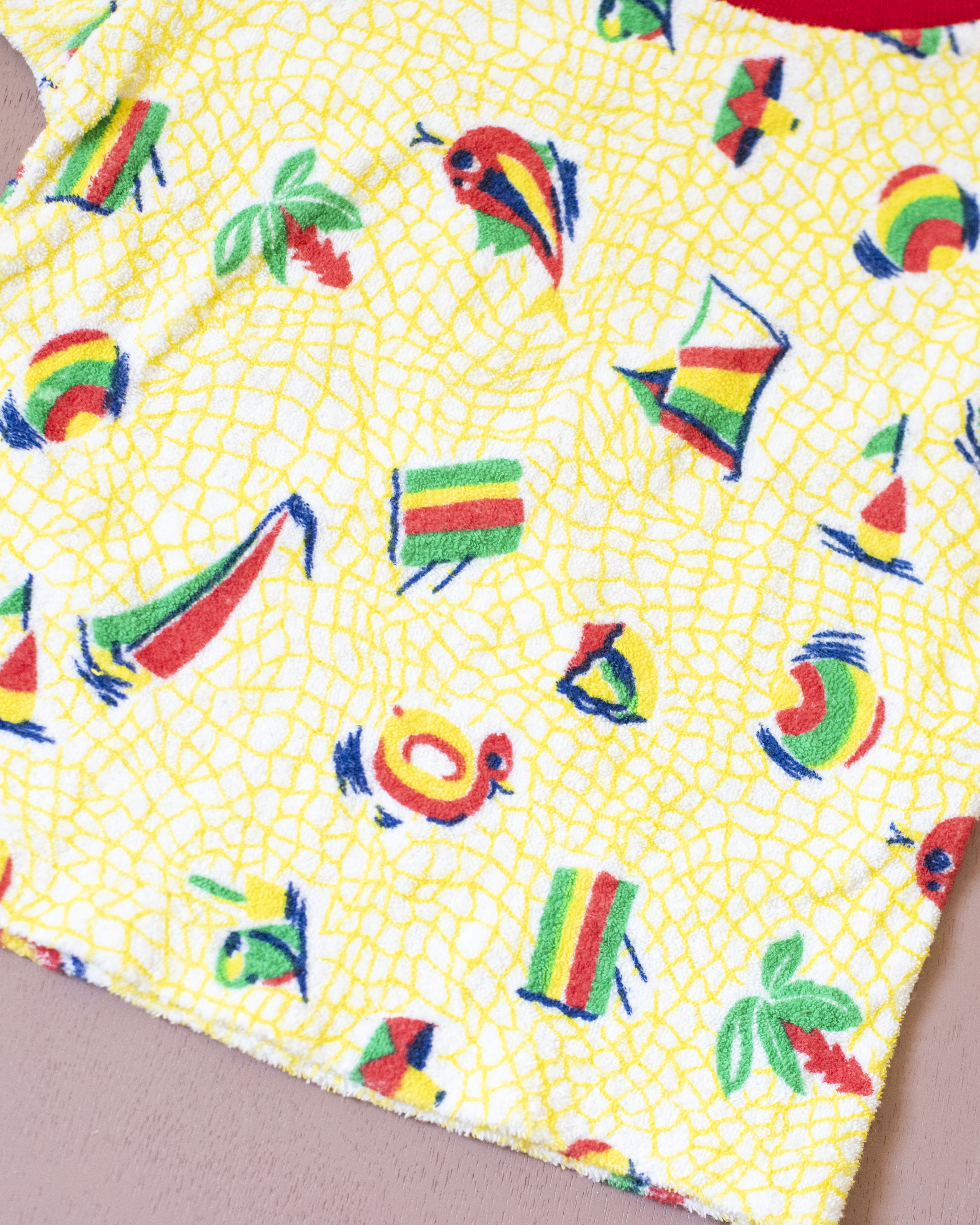 טישירט צהובה מבד מגבת עם הדפסי קיץ | 18-24 חודשים