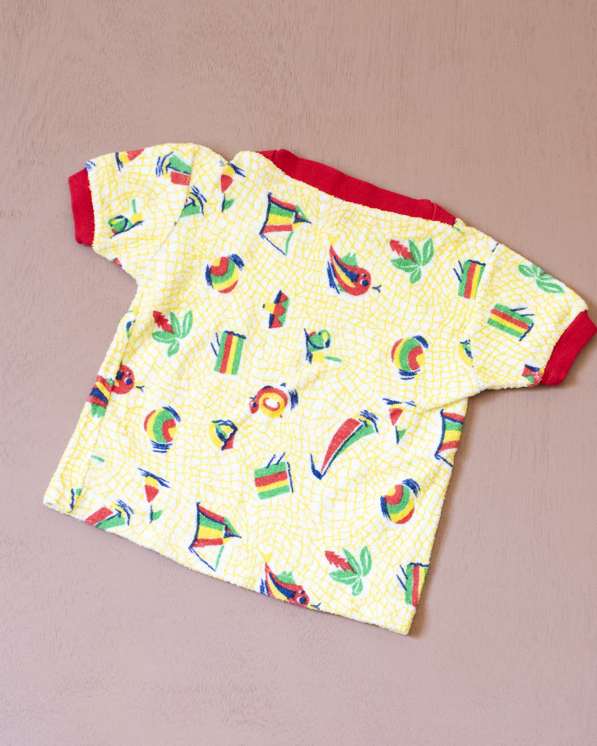 טישירט צהובה מבד מגבת עם הדפסי קיץ | 18-24 חודשים