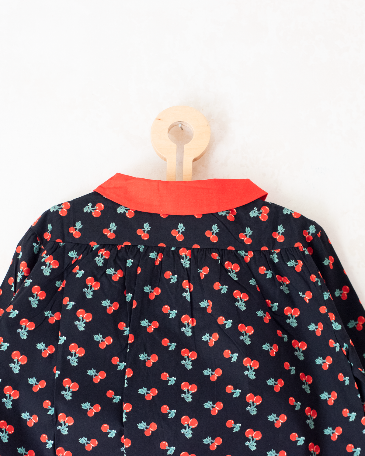 Long black shirt with tomatoes and red collar | French Deadstock | 8-9 years