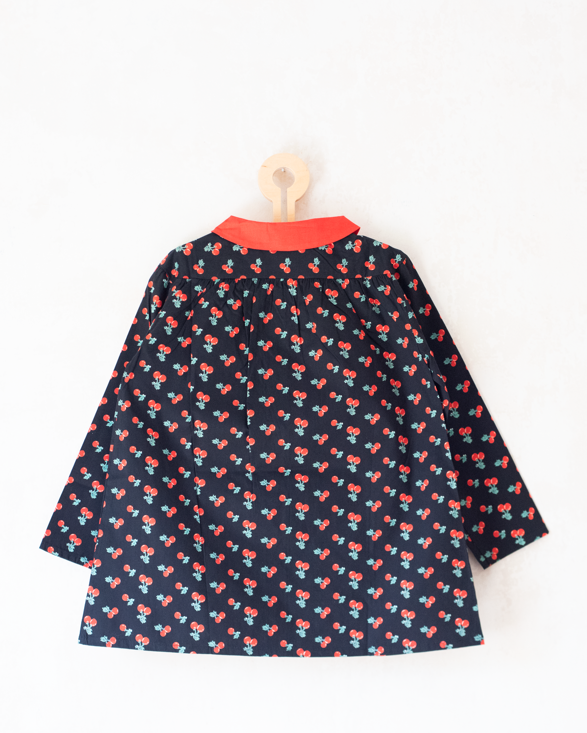 Long black shirt with tomatoes and red collar | French Deadstock | 8-9 years
