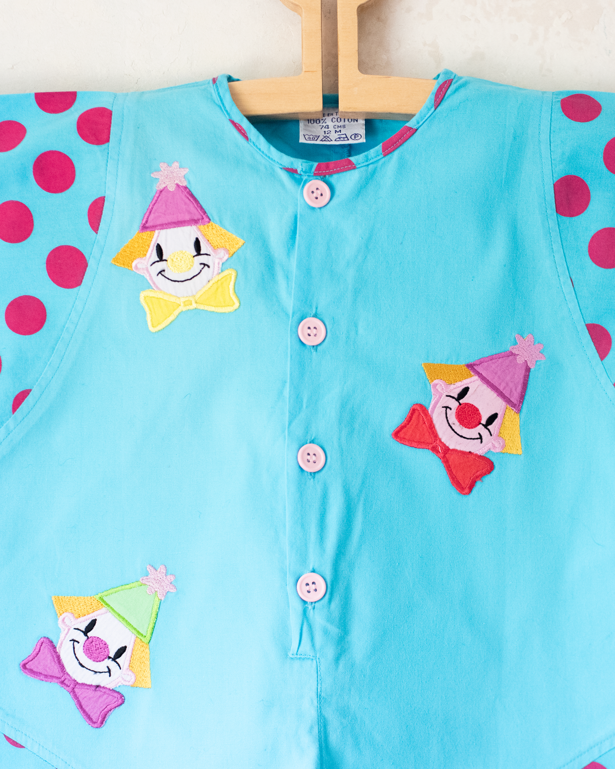 Light blue onesie with dots and clowns | 12-18 months