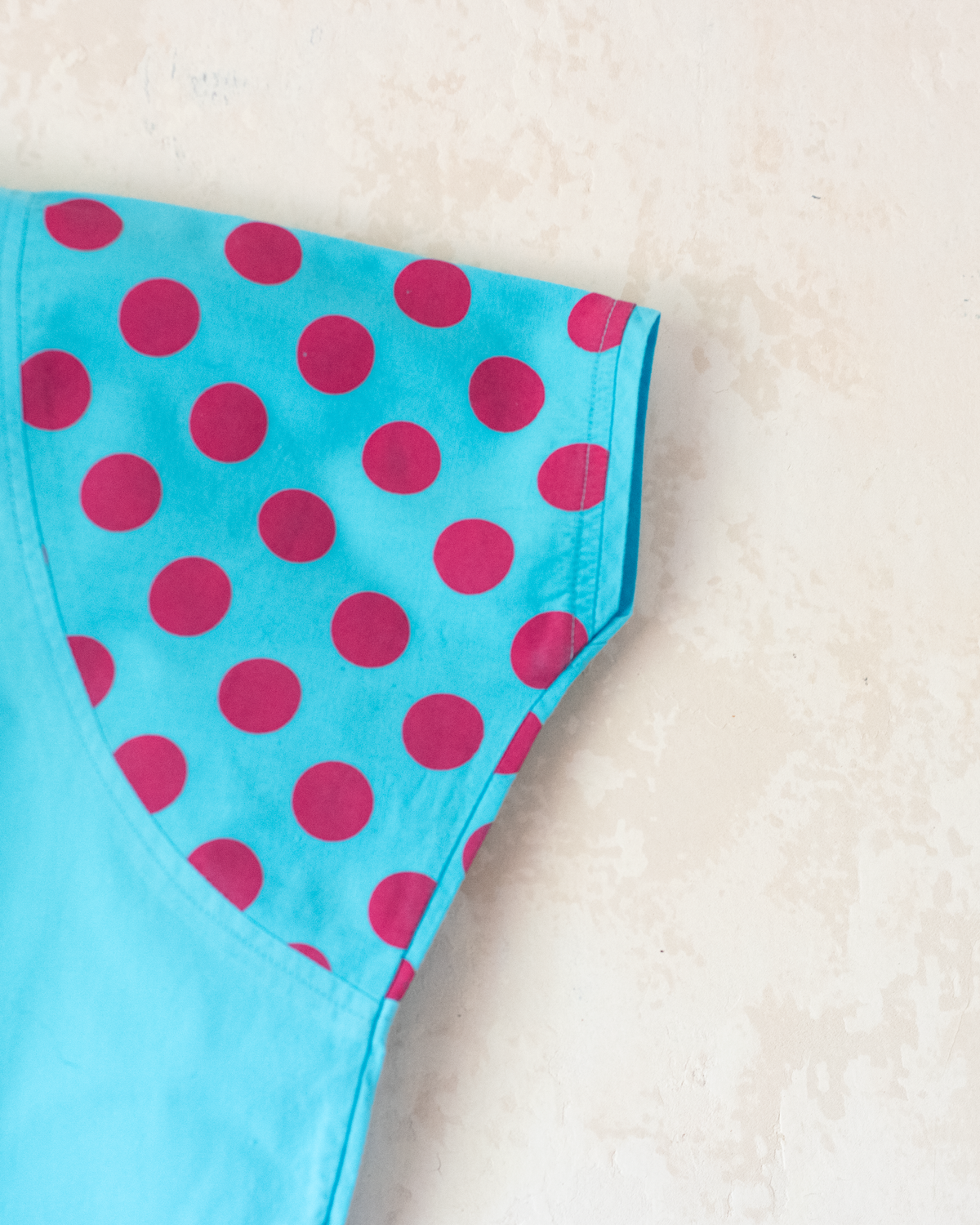 Light blue onesie with dots and clowns | 12-18 months