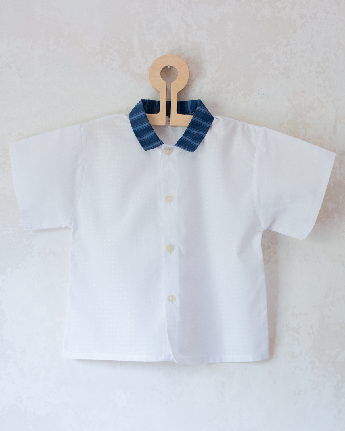 Shiny white button-down shirt with blue collar | 5-6 years