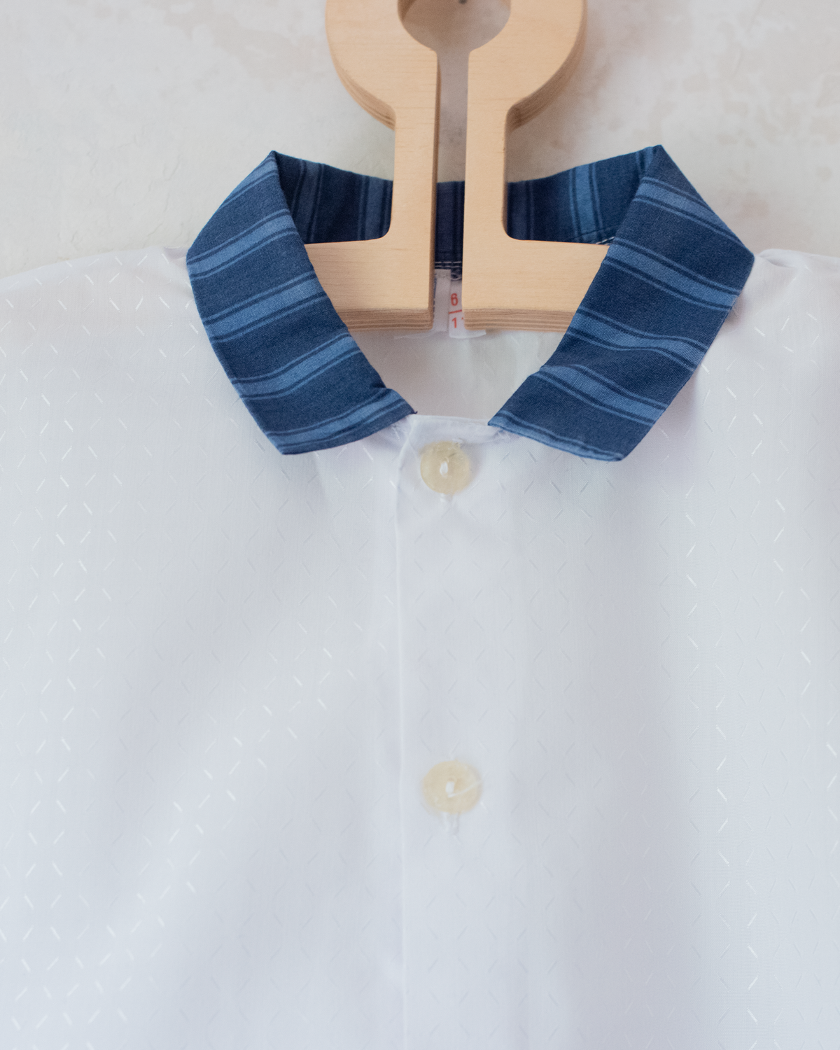 Shiny white button-down shirt with blue collar | 5-6 years