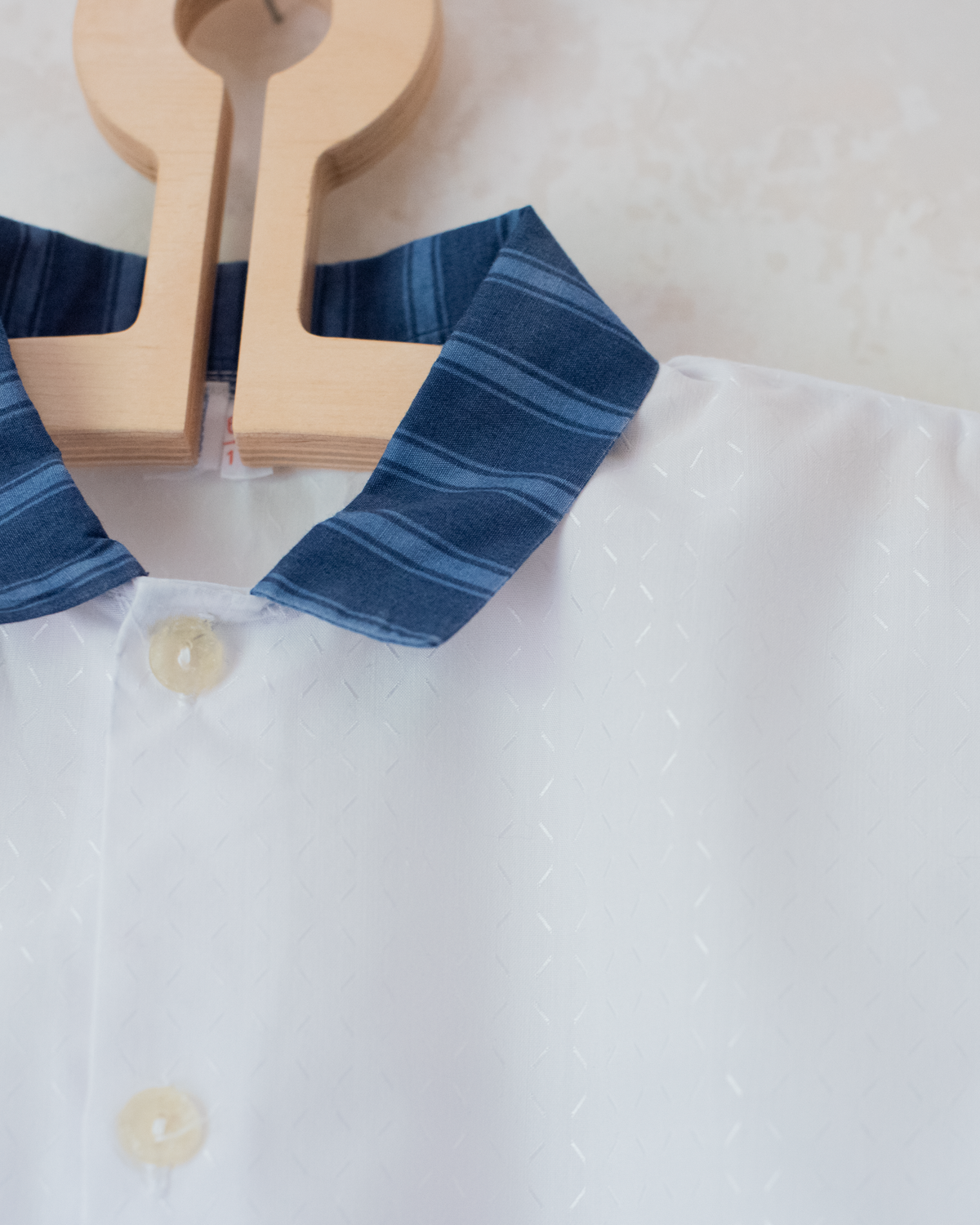Shiny white button-down shirt with blue collar | 5-6 years