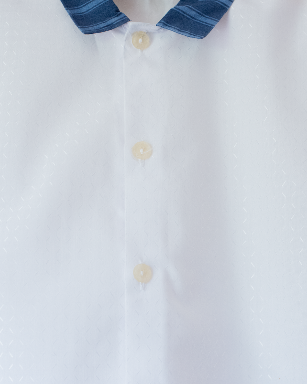 Shiny white button-down shirt with blue collar | 5-6 years