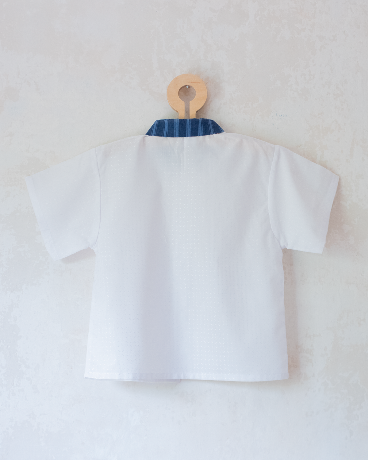 Shiny white button-down shirt with blue collar | 5-6 years