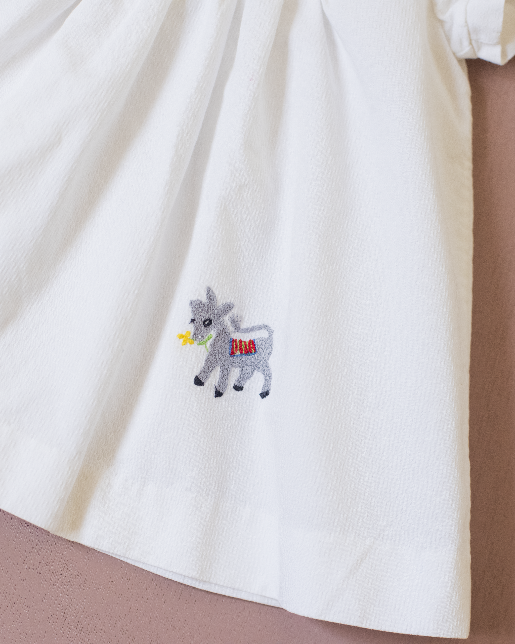 טוניקה לבנה עם חמורים רקומים | 12-18 חודשים