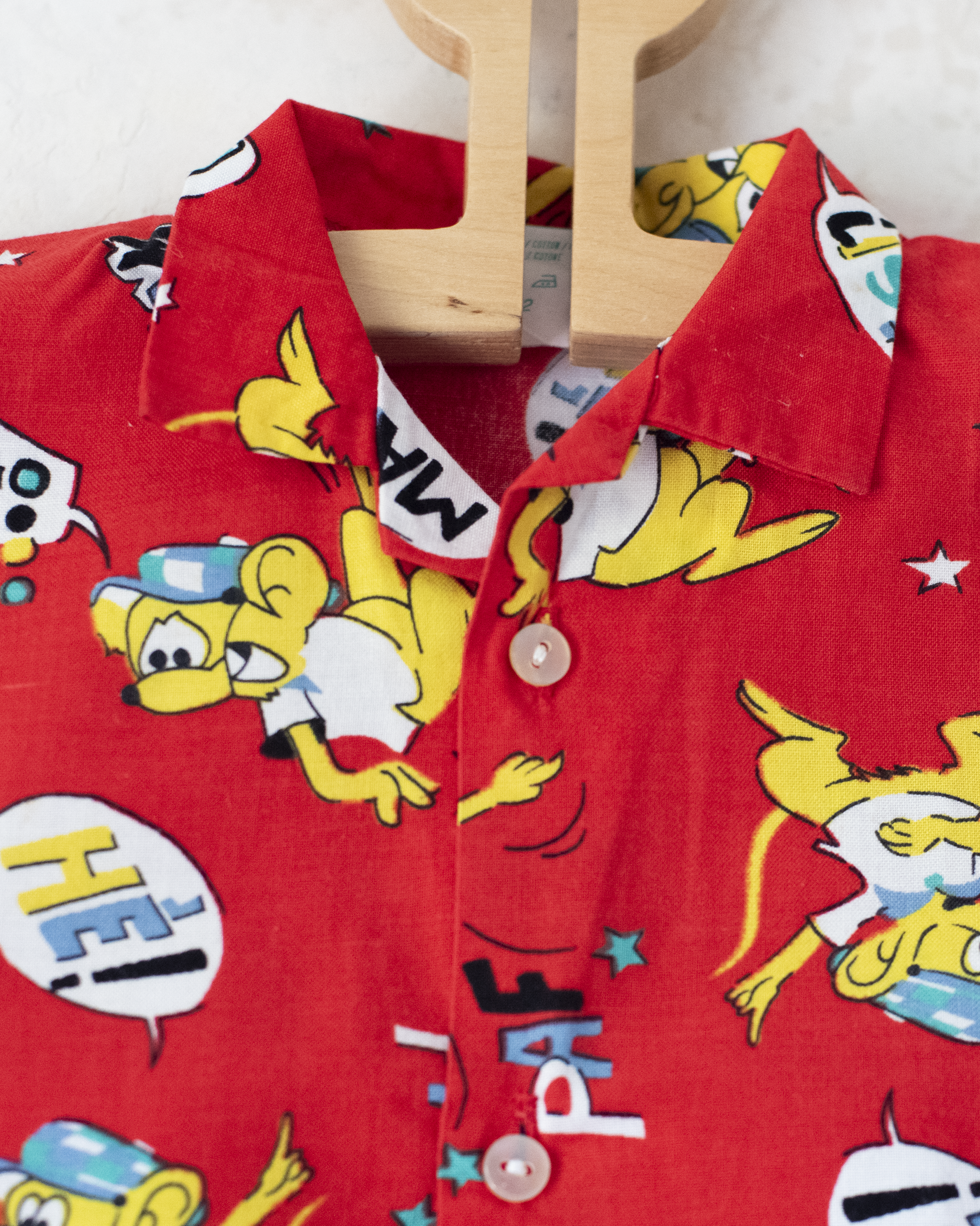 חולצה אדומה מכופתרת עם עכברים | 12-18 חודשים