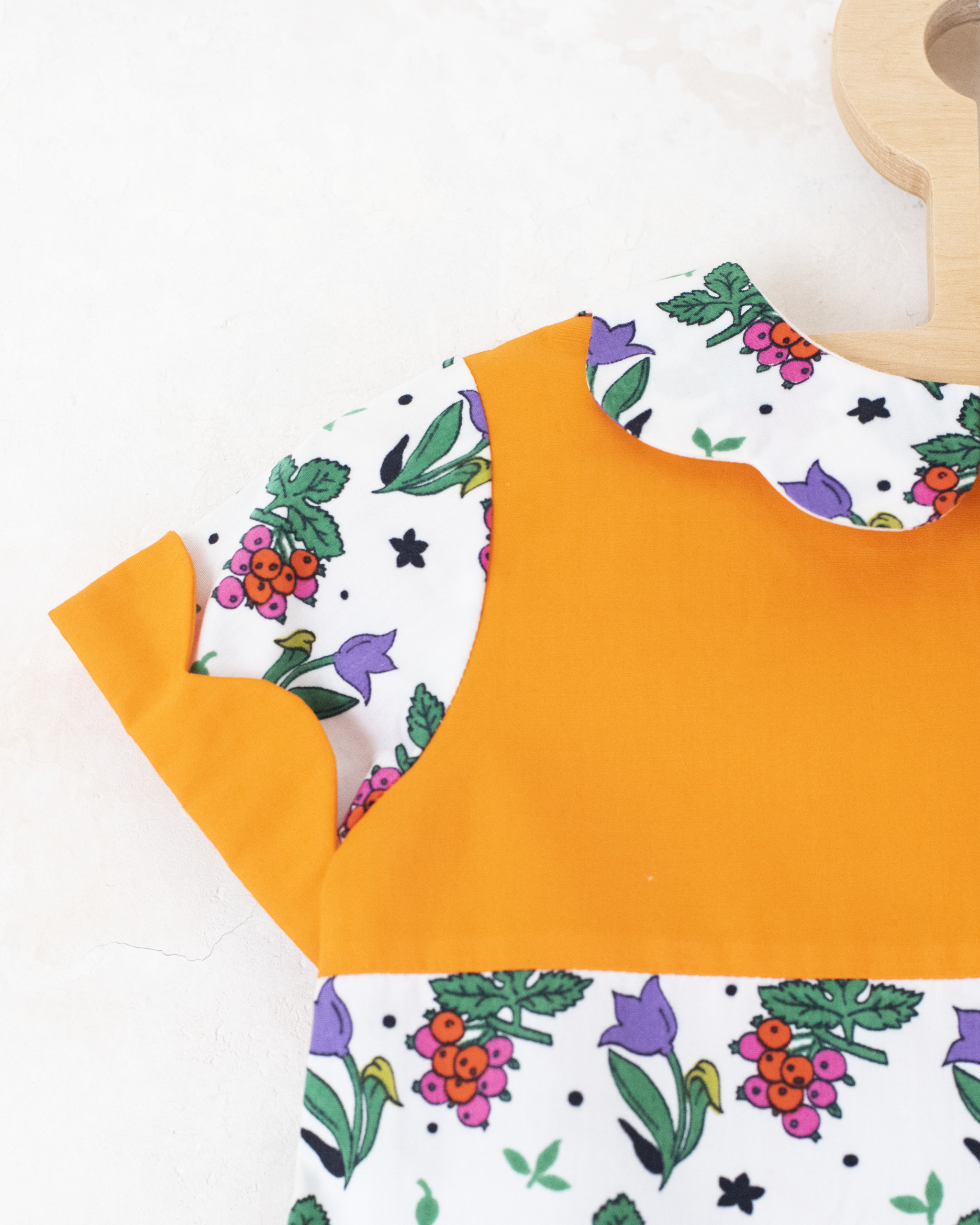 שמלה כתומה עם פירות יער | 9-12 חודשים