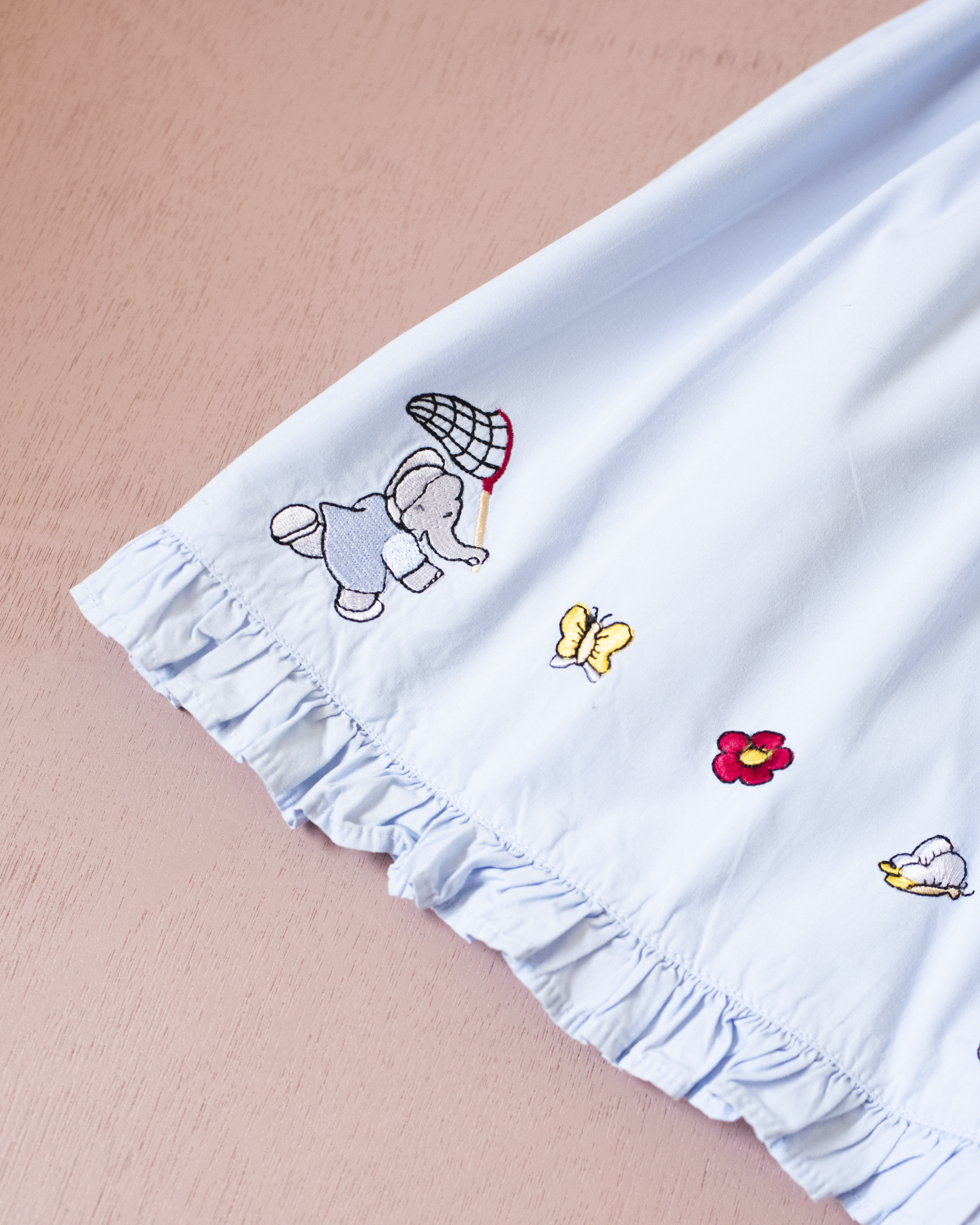 שמלה בתכלת עם רקמות של המלך בבר ופרפרים | 12-18 חודשים