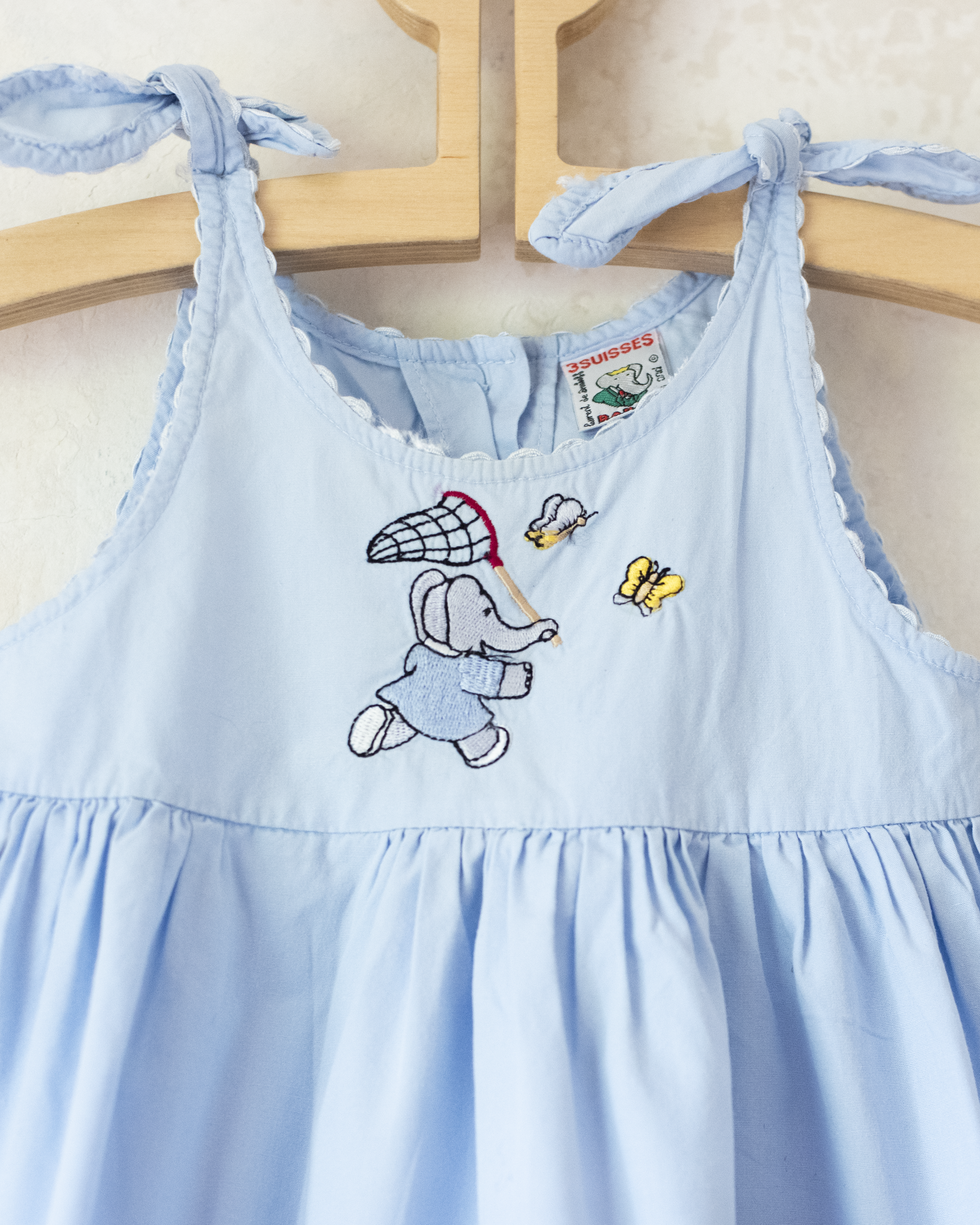 שמלה בתכלת עם רקמות של המלך בבר ופרפרים | 12-18 חודשים