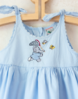 שמלה בתכלת עם רקמות של המלך בבר ופרפרים | 12-18 חודשים