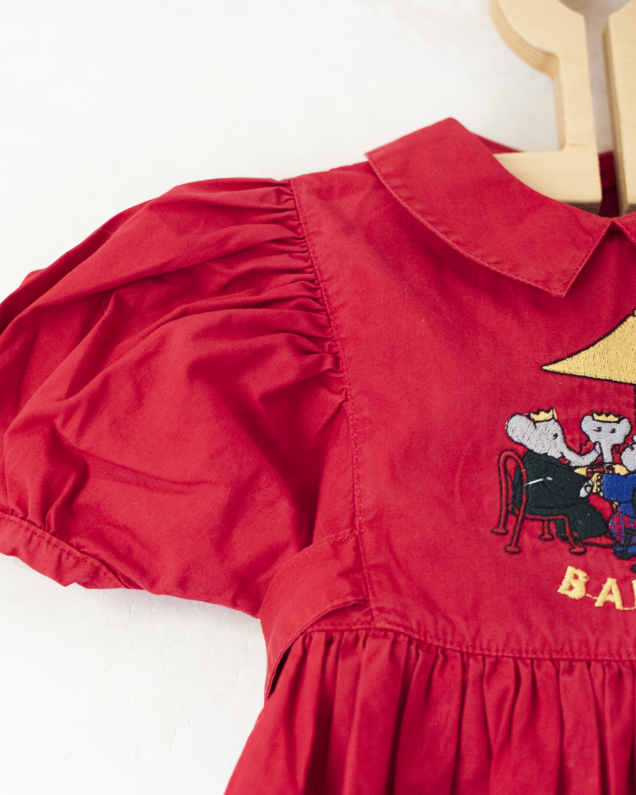 אוברול אדום עם רקמה של המלך בבר | 3-6 חודשים