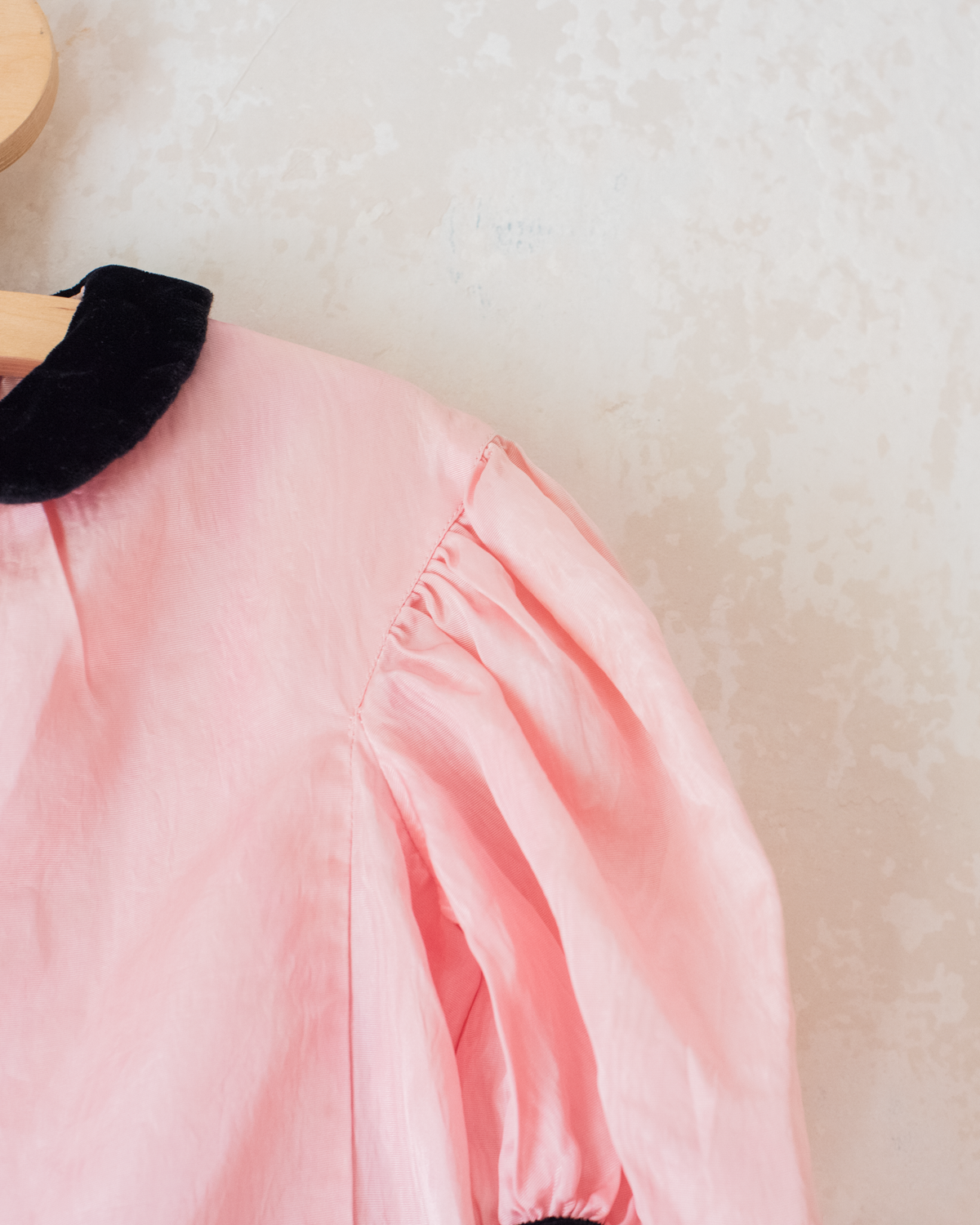 Shiny thin jacket with black velvet from Yves Saint Laurent | 3-4 years 