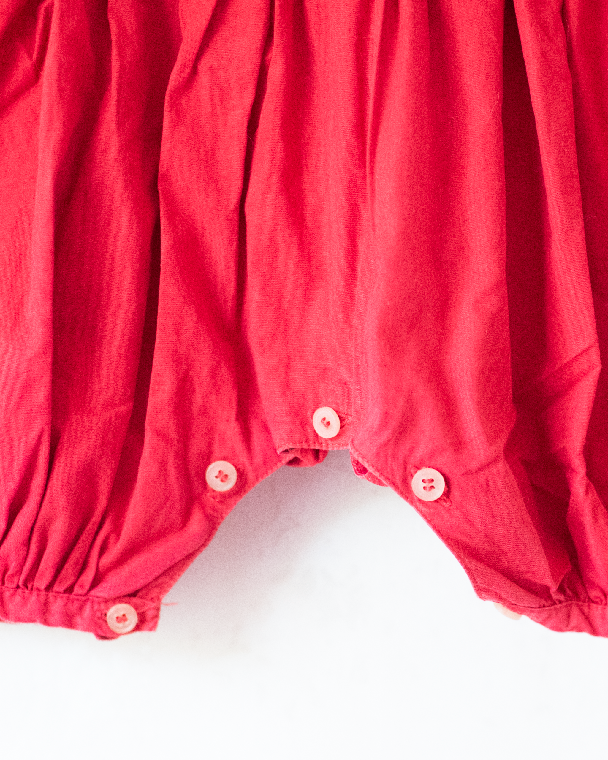 אוברול אדום עם רקמה של המלך בבר | 3-6 חודשים