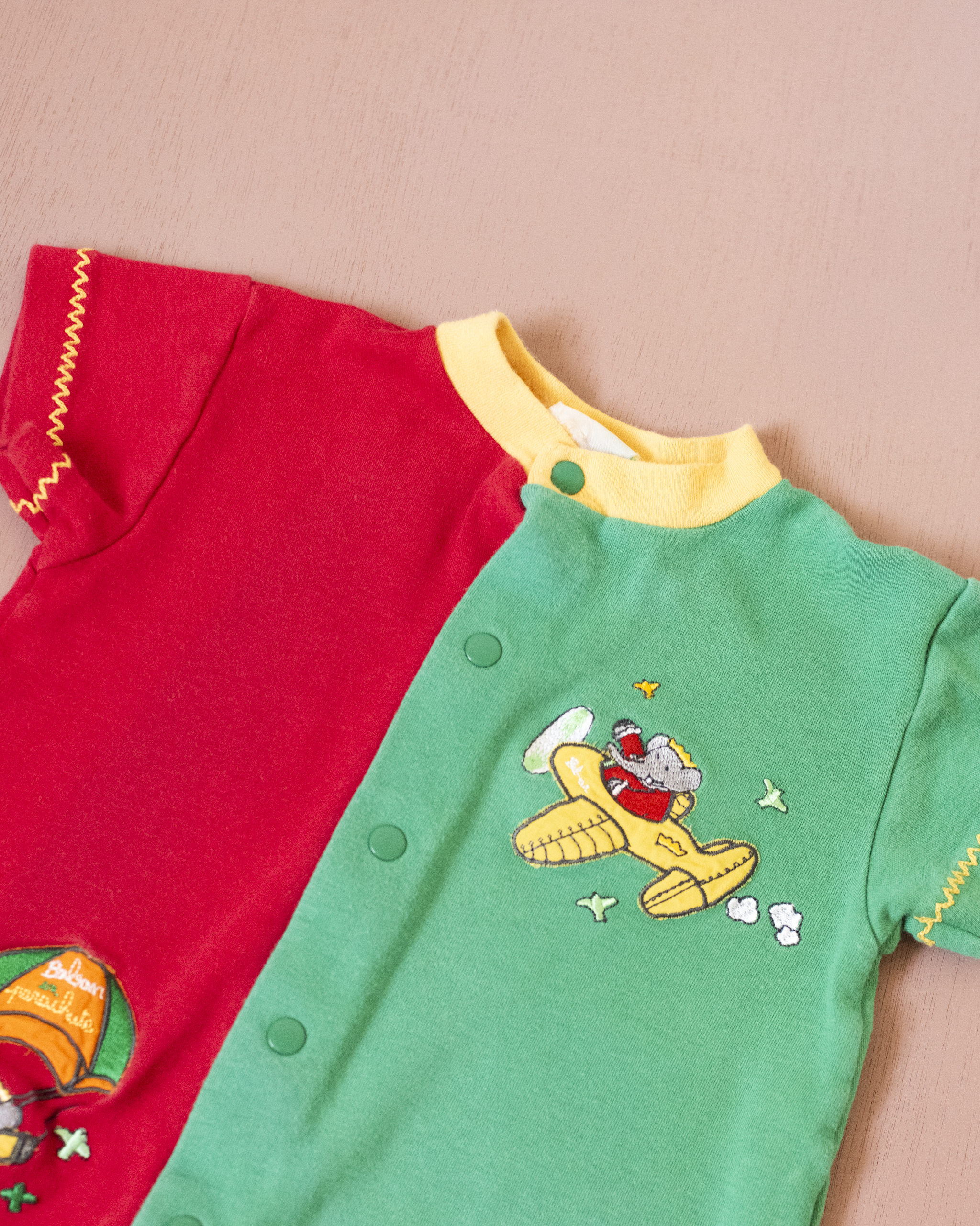 אוברול ירוק ואדום עם רקמות של המלך בבר | 0-3 חודשים