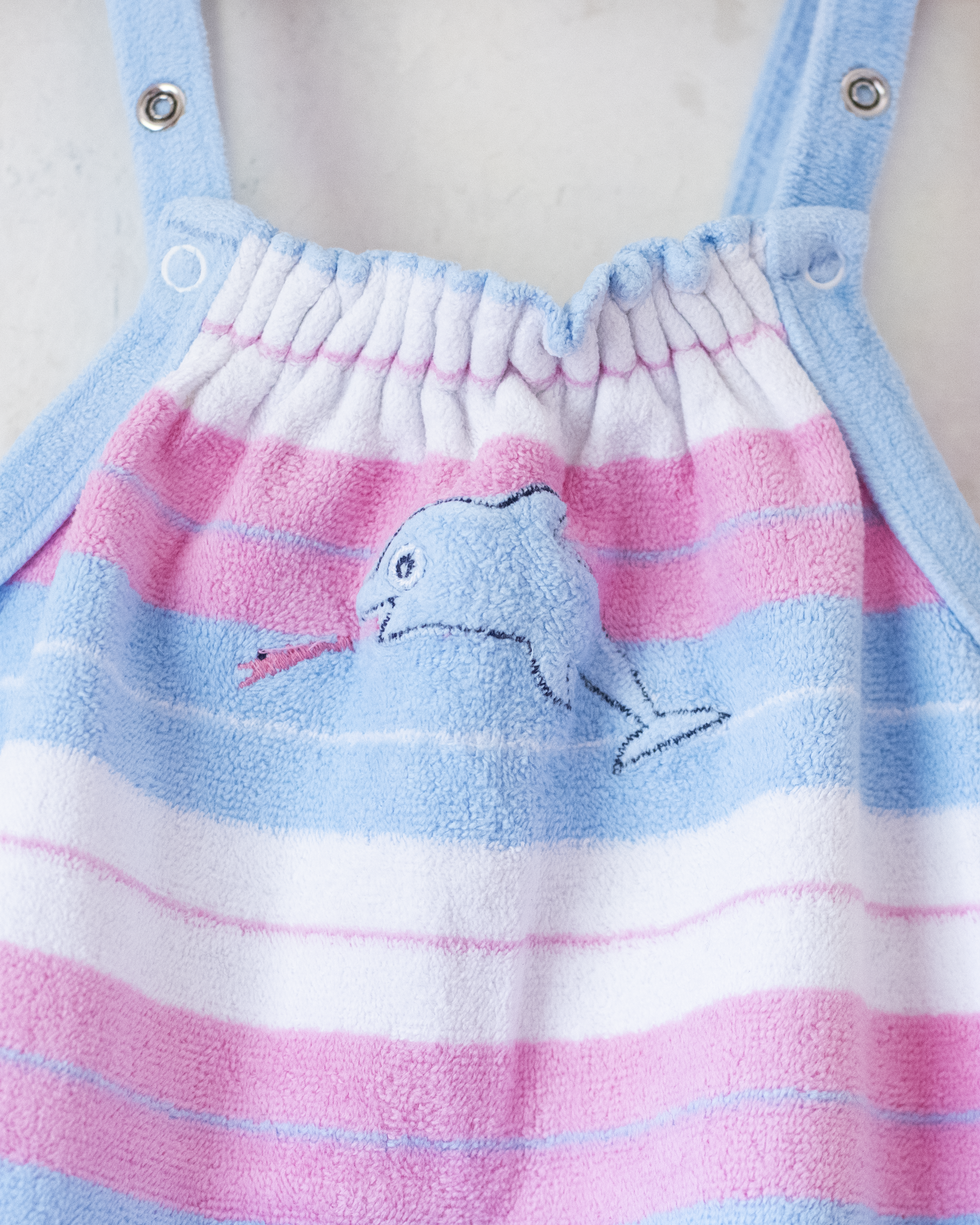 אוברול פסים מבד מגבת עם דולפין | 9-12 חודשים